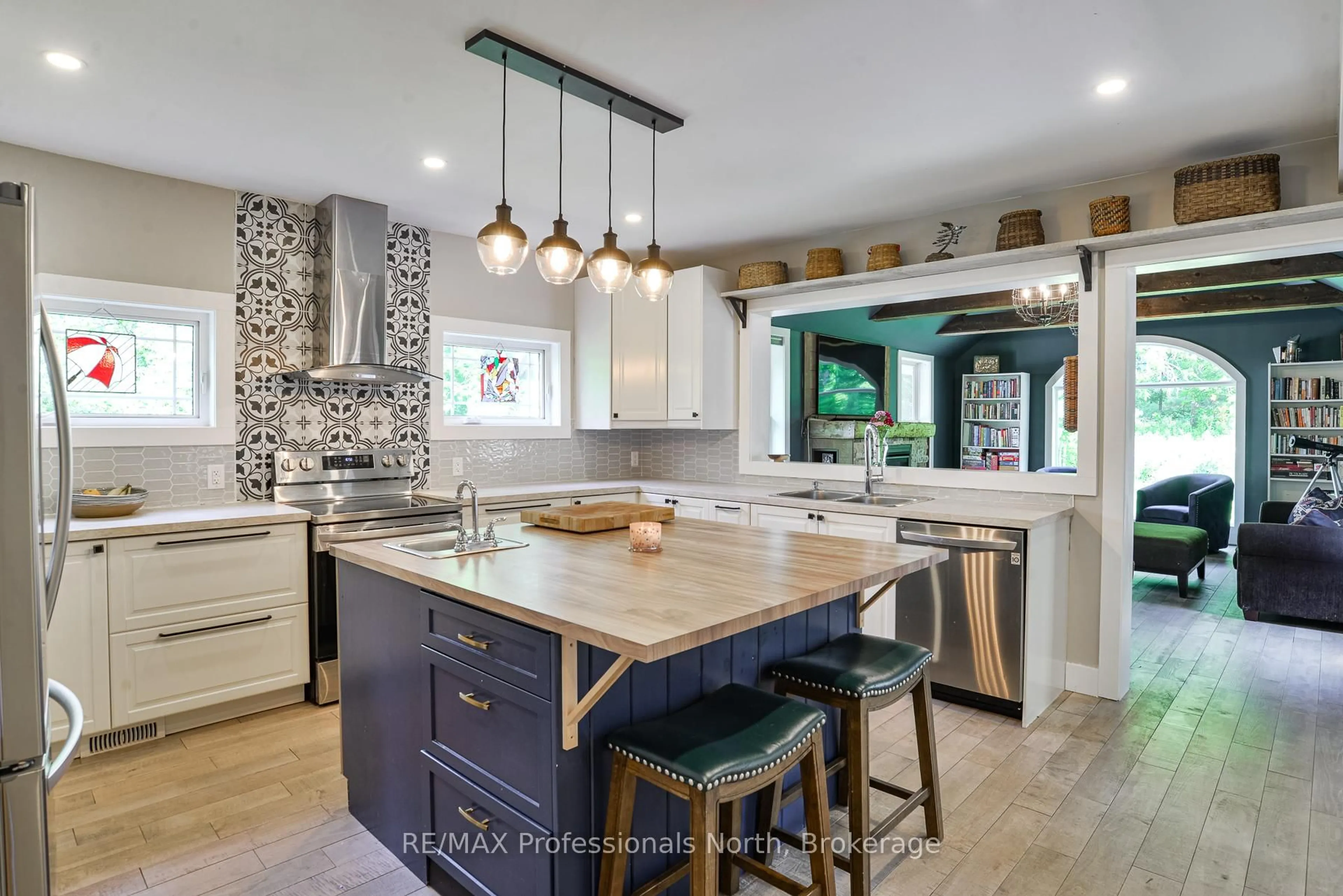 Open concept kitchen, ceramic/tile floor for 325 McPherson St, Gravenhurst Ontario P1P 0E8