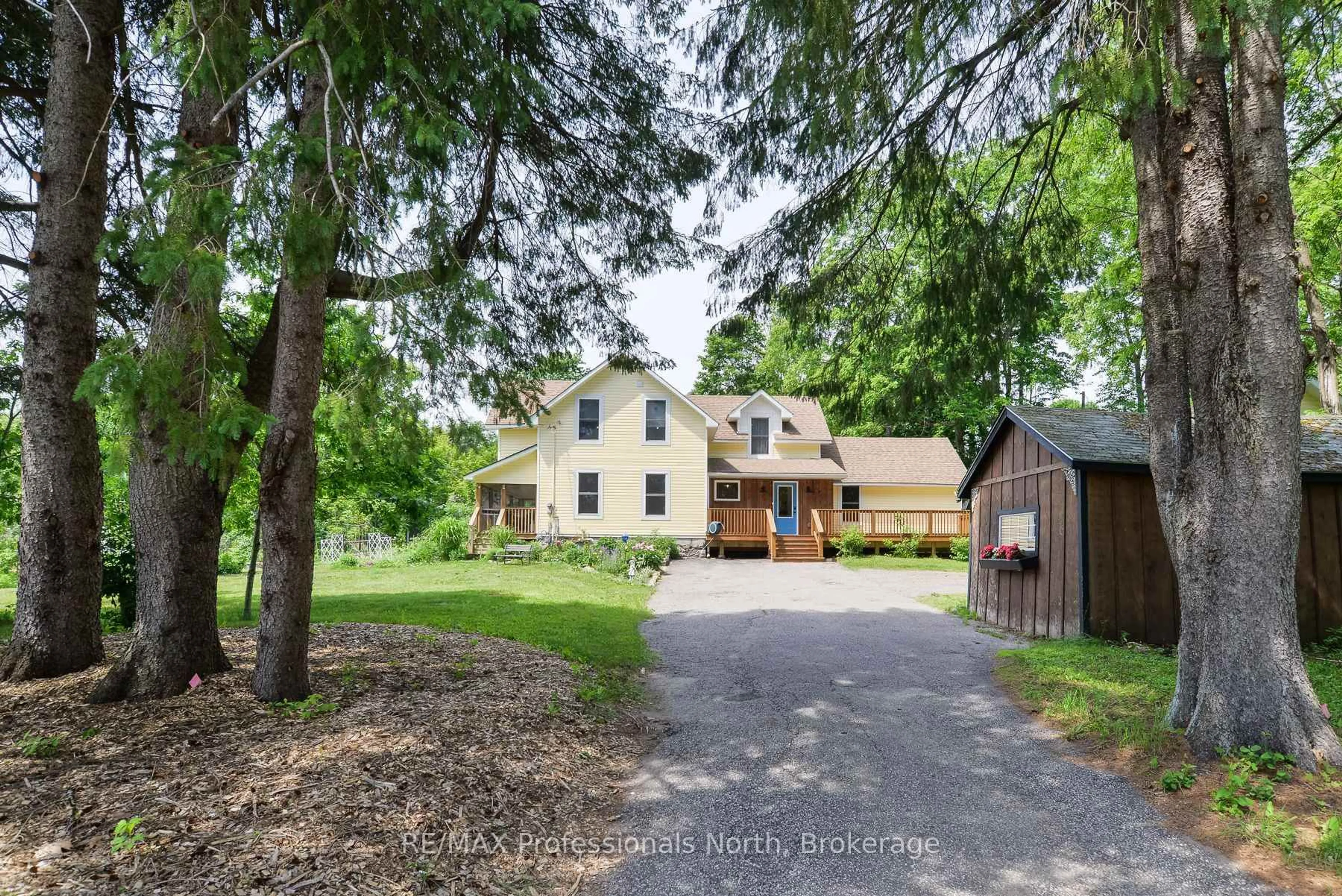 A pic from outside/outdoor area/front of a property/back of a property/a pic from drone, street for 325 McPherson St, Gravenhurst Ontario P1P 0E8