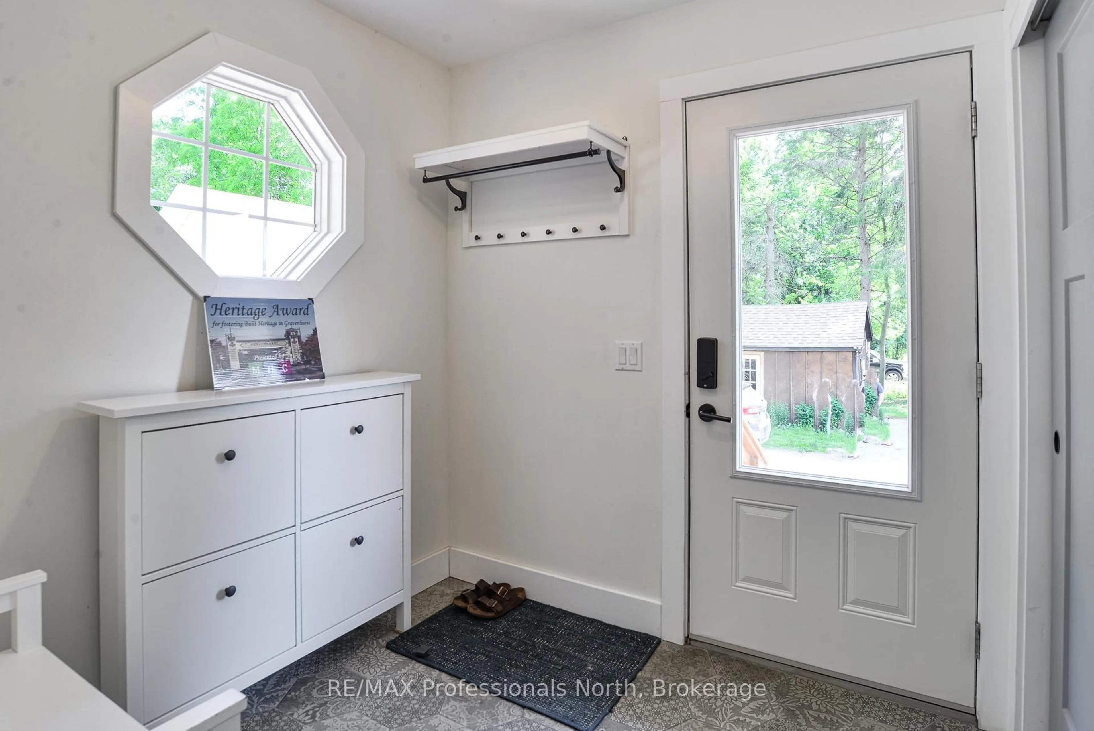 Indoor entryway for 325 McPherson St, Gravenhurst Ontario P1P 0E8
