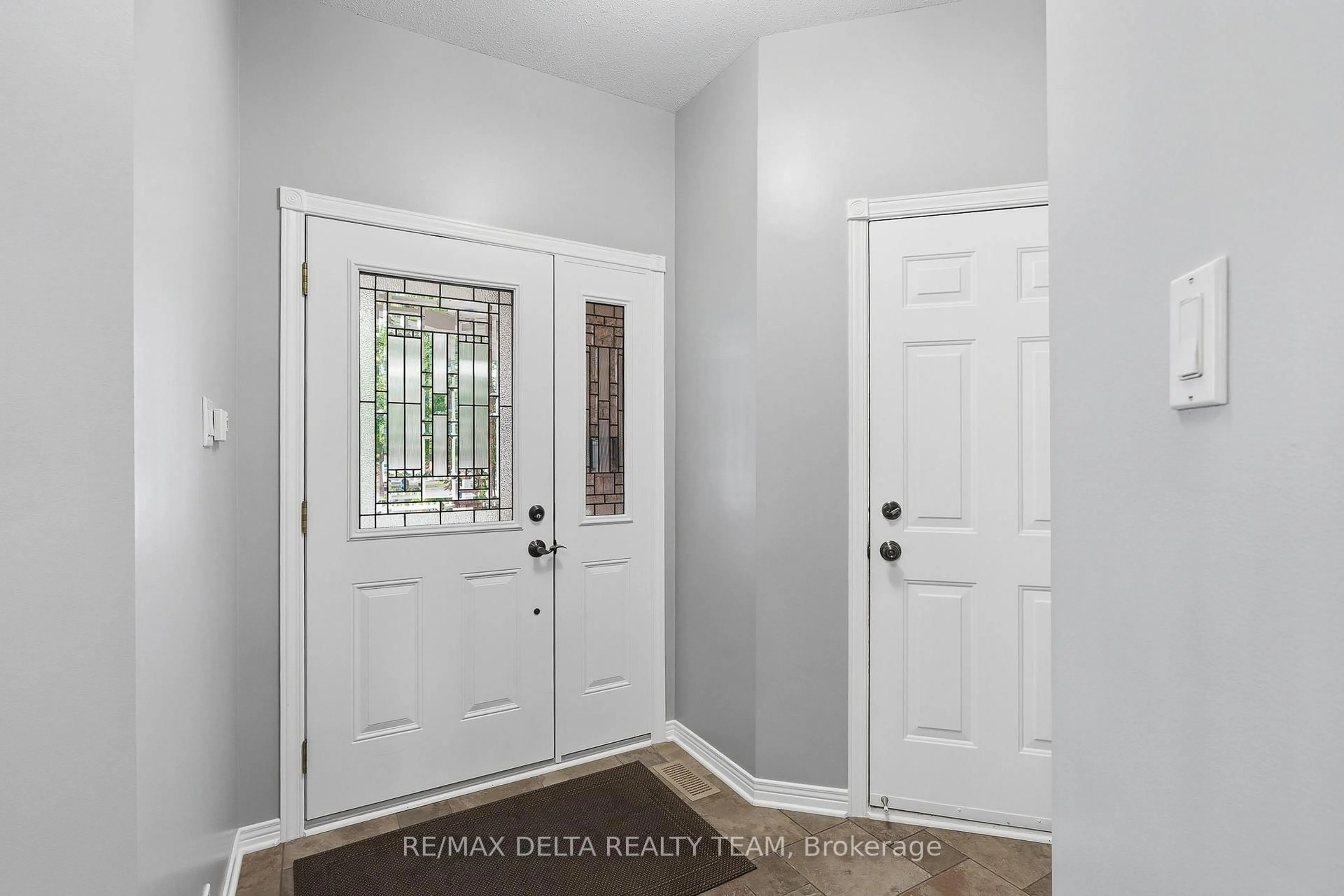 Indoor entryway for 1130 Marchant Dr, Ottawa Ontario K4A 4A7