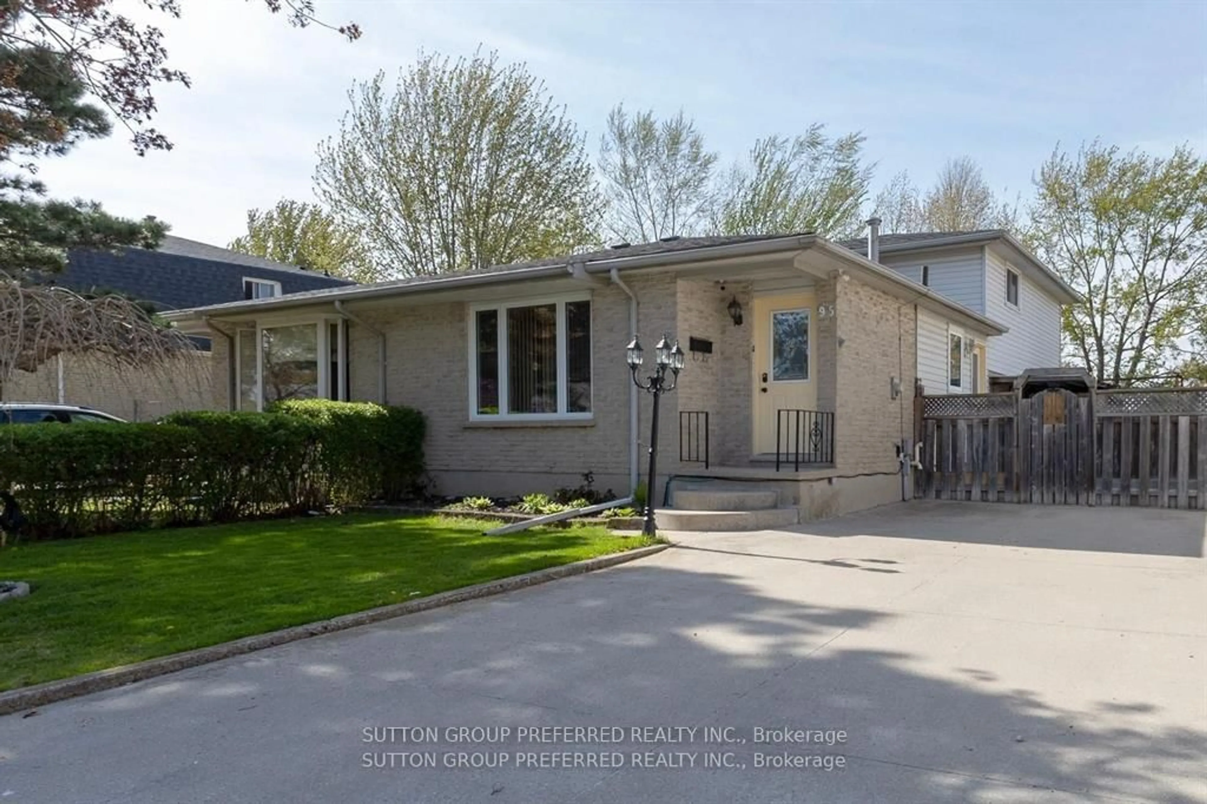Home with vinyl exterior material, street for 95 Scotchmere Cres, London South Ontario N6E 1Z9
