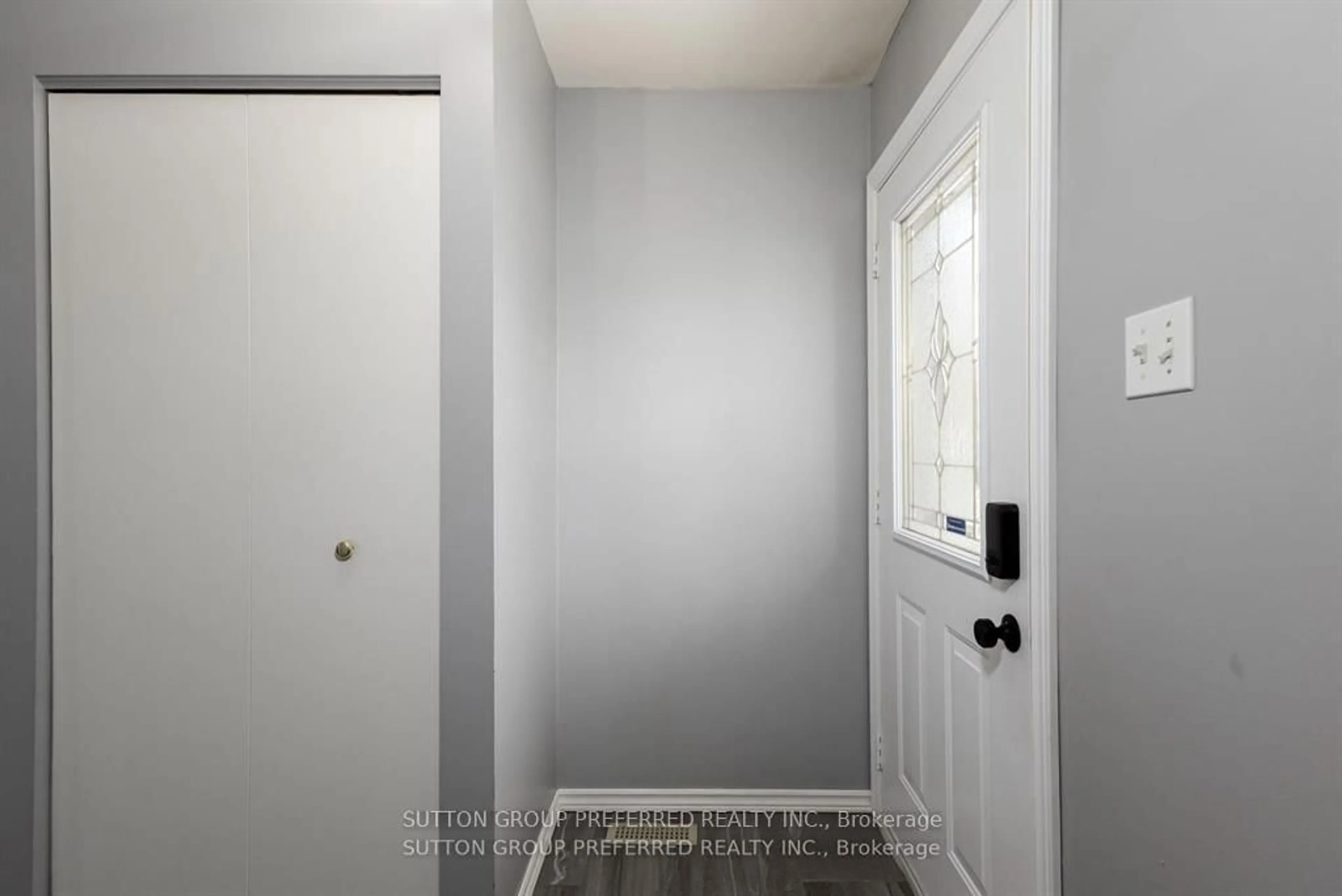 Indoor entryway for 95 Scotchmere Cres, London South Ontario N6E 1Z9
