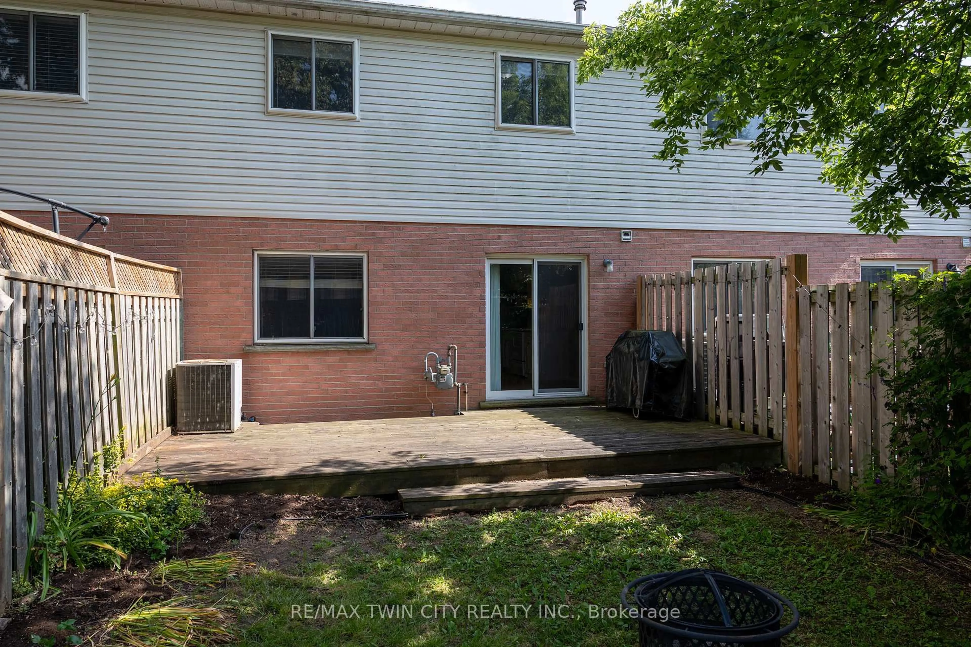 Patio, street for 7 GRAYSTONE Crt, Brant Ontario N3L 3Y1