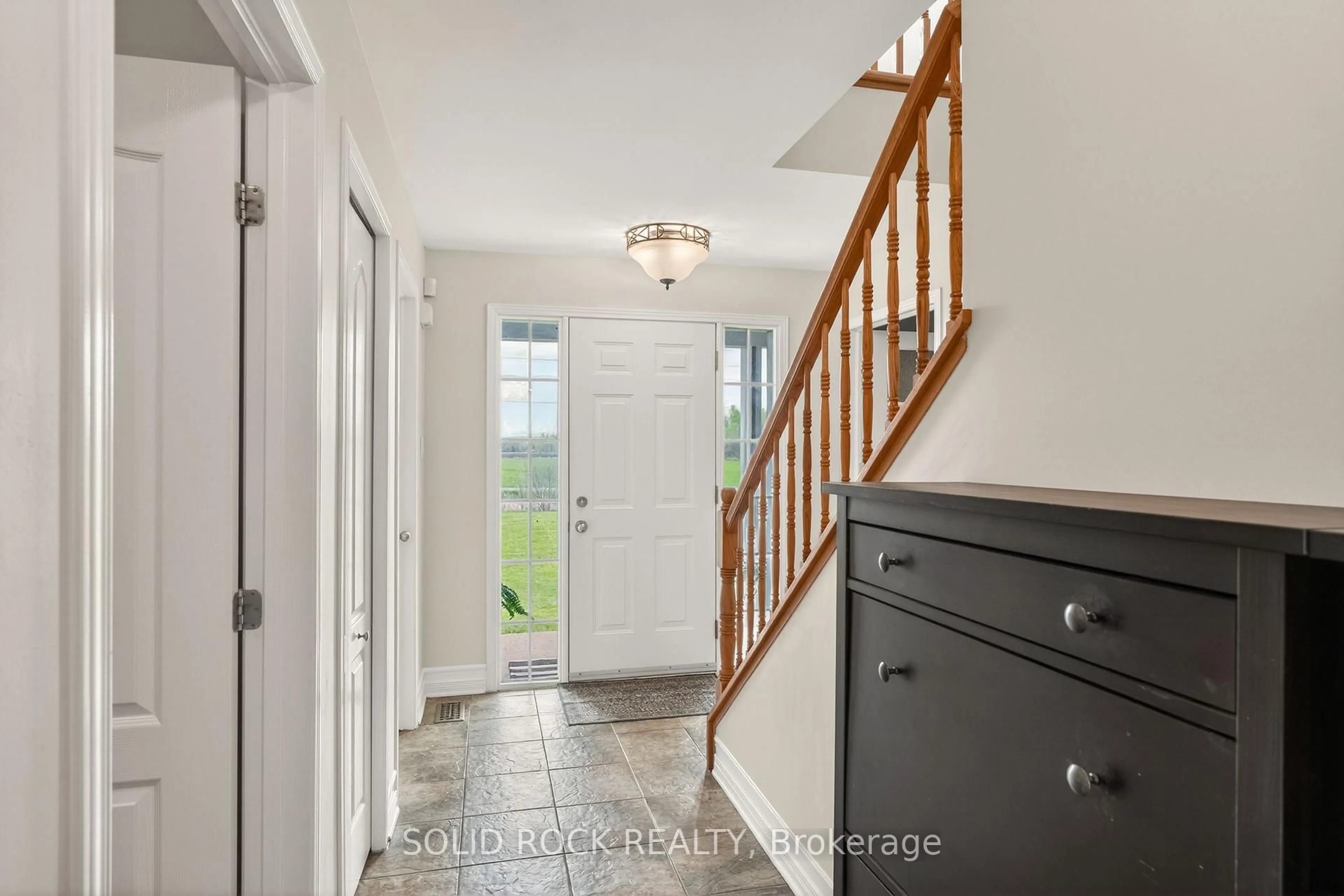 Indoor entryway for 4230 Gordon Murdock Rd, Osgoode Ontario K0A 2W0