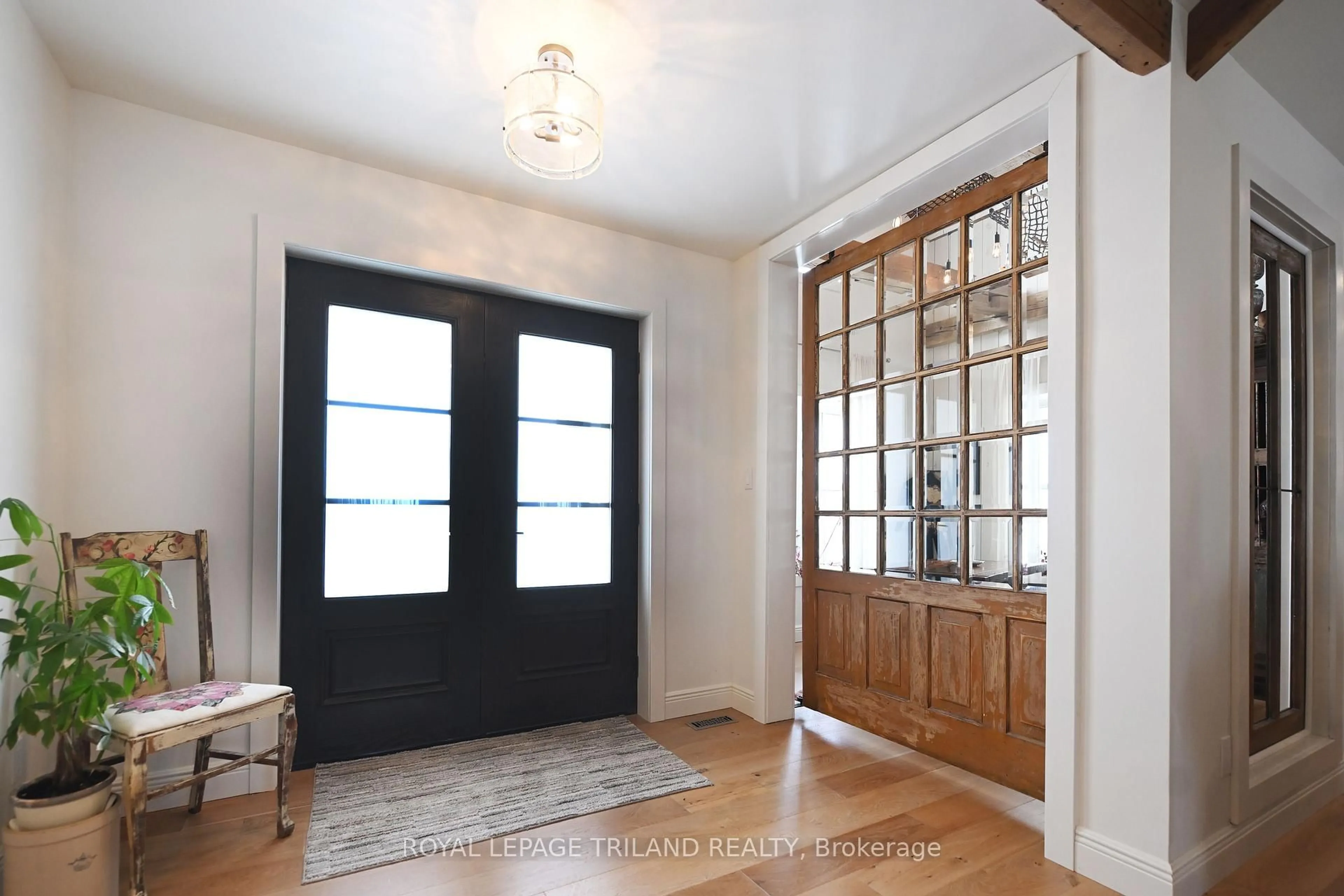 Indoor entryway for 5540 Carriage Rd, Middlesex Centre Ontario N0L 2G0