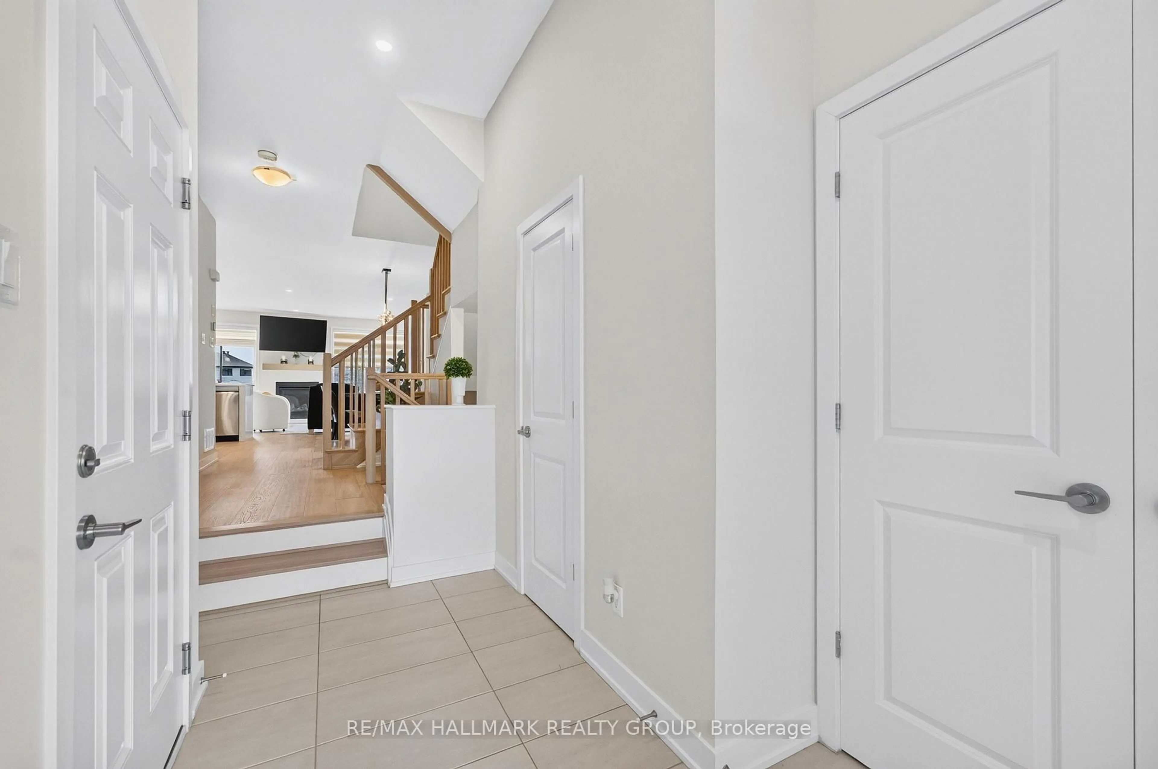 Indoor entryway for 3160 Alpenstock Ave, Ottawa Ontario K1W 0W1