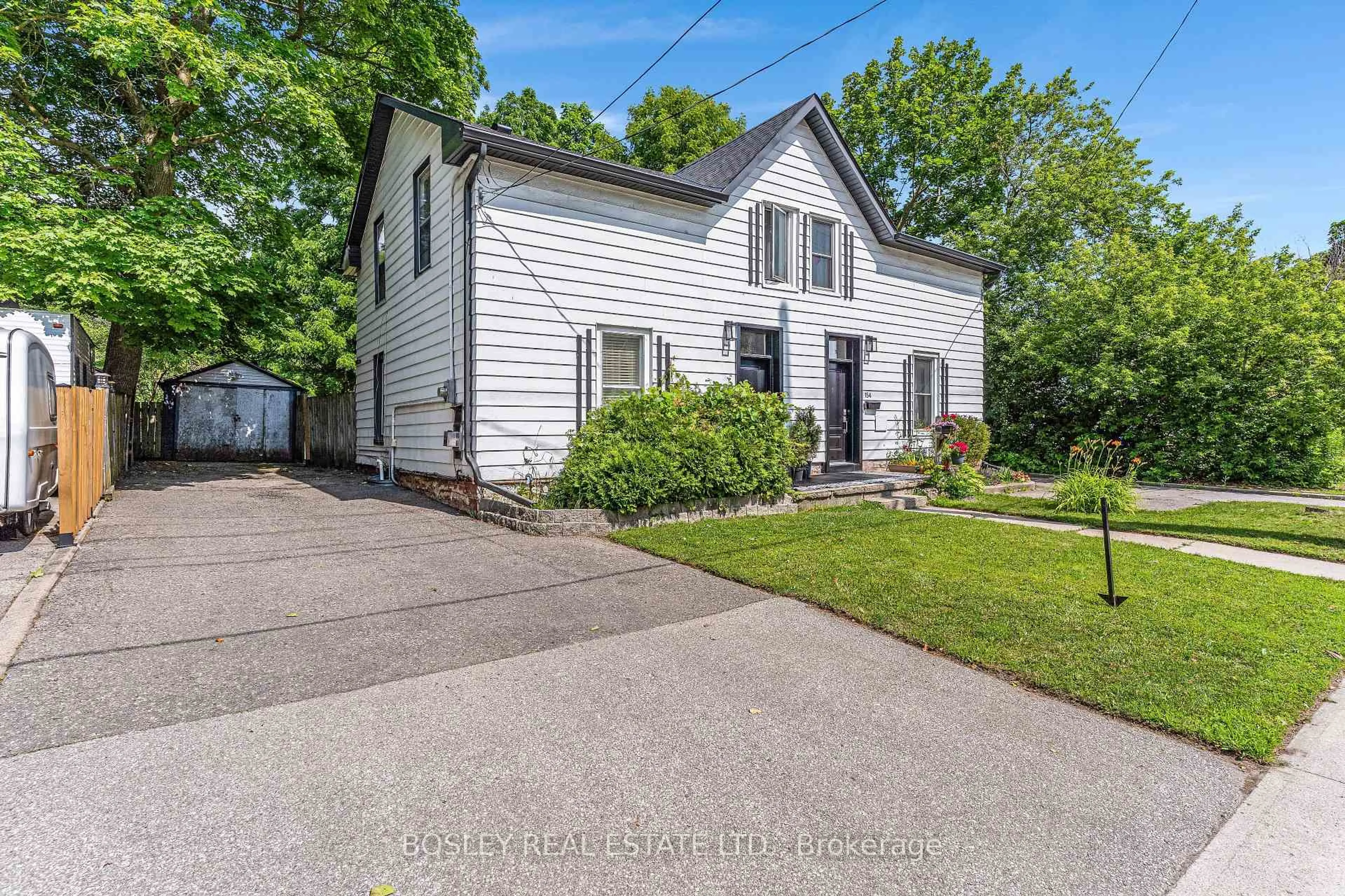 A pic from outside/outdoor area/front of a property/back of a property/a pic from drone, street for 156 St. Andrews St, Cambridge Ontario N1S 1N3