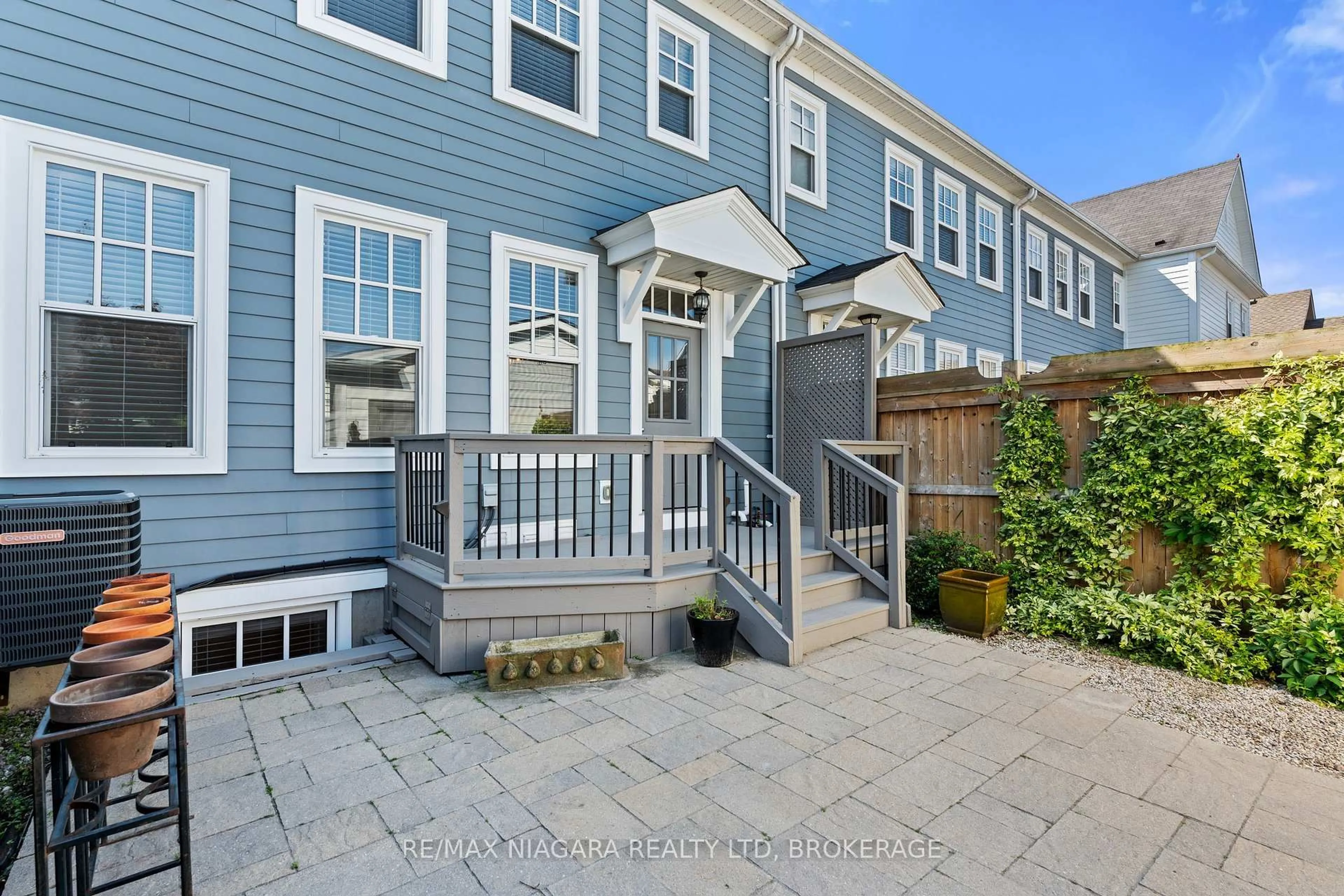 Home with vinyl exterior material, street for 16 MACDONELL Rd, Niagara-on-the-Lake Ontario L0S 1J0