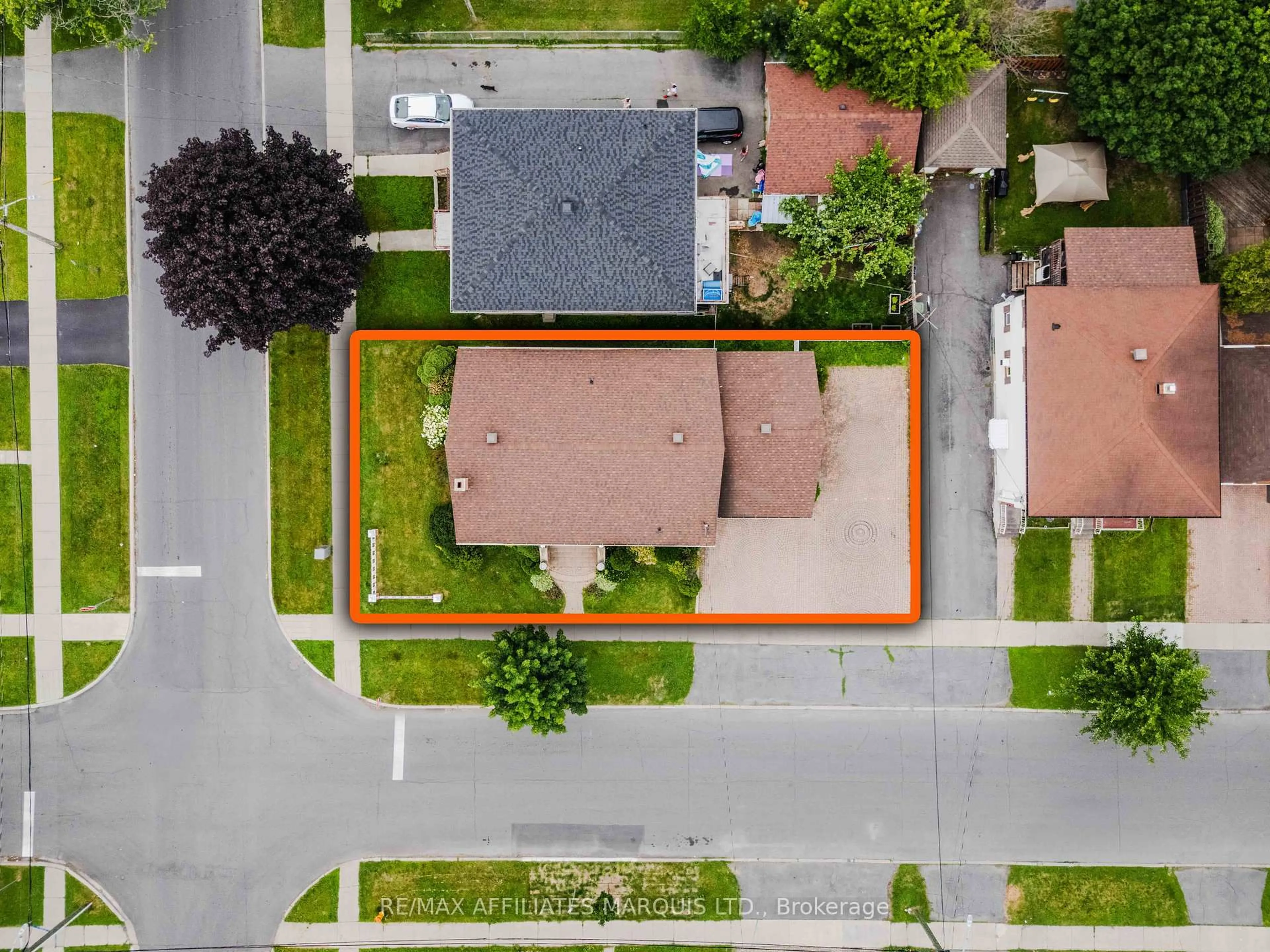 A pic from outside/outdoor area/front of a property/back of a property/a pic from drone, street for 1208 Third St, Cornwall Ontario K6H 2G2