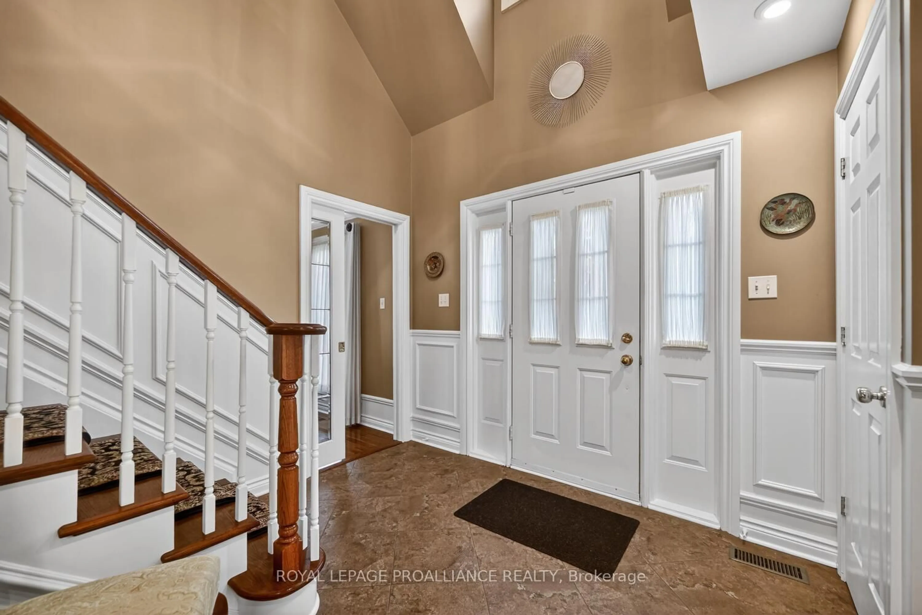 Indoor entryway for 1308 Lily Bay Drive North Dr, Elizabethtown-Kitley Ontario K6V 7C7