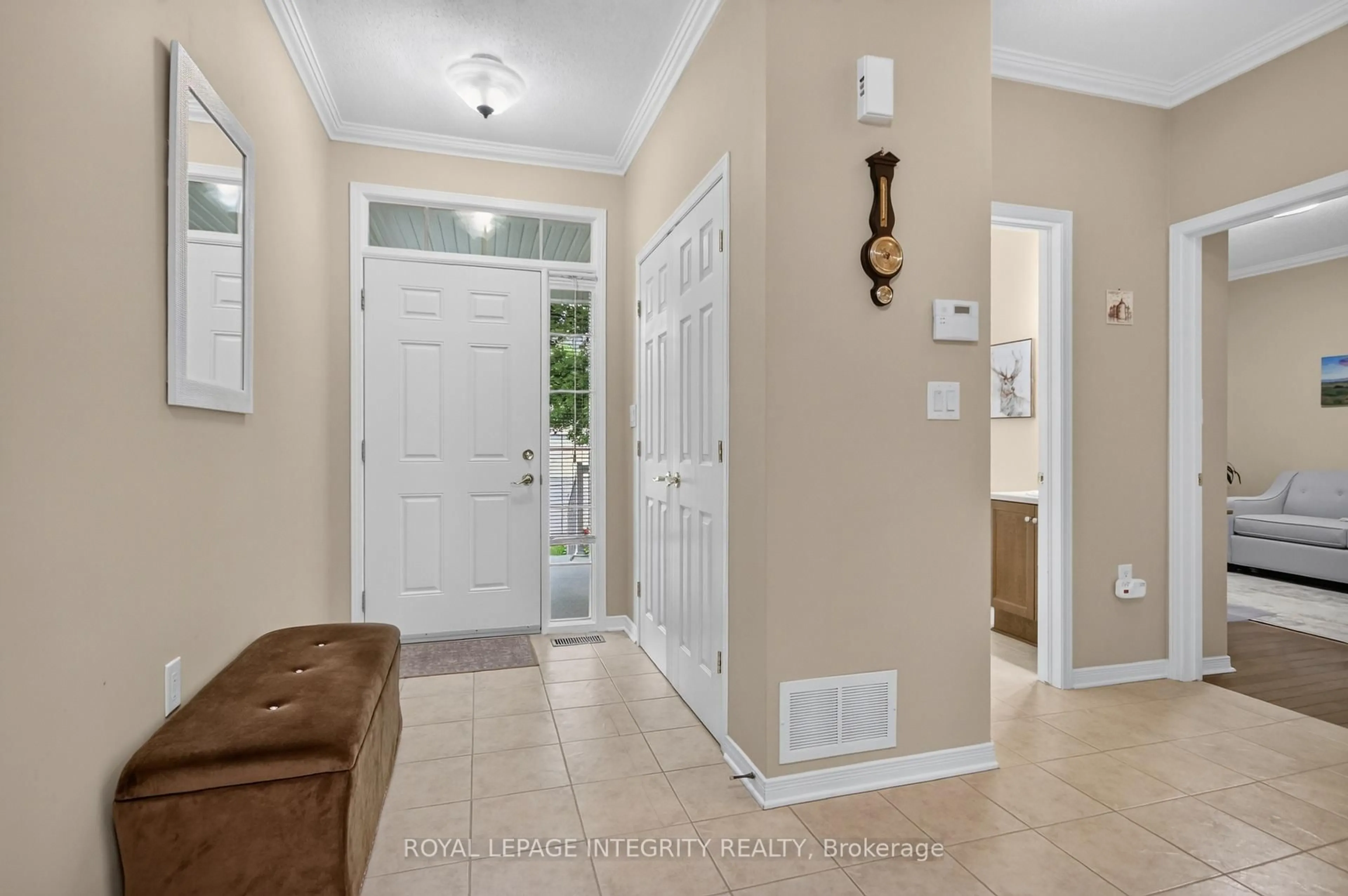Indoor entryway for 626 Country Trail Private, Carlsbad Springs Ontario K0A 1K0