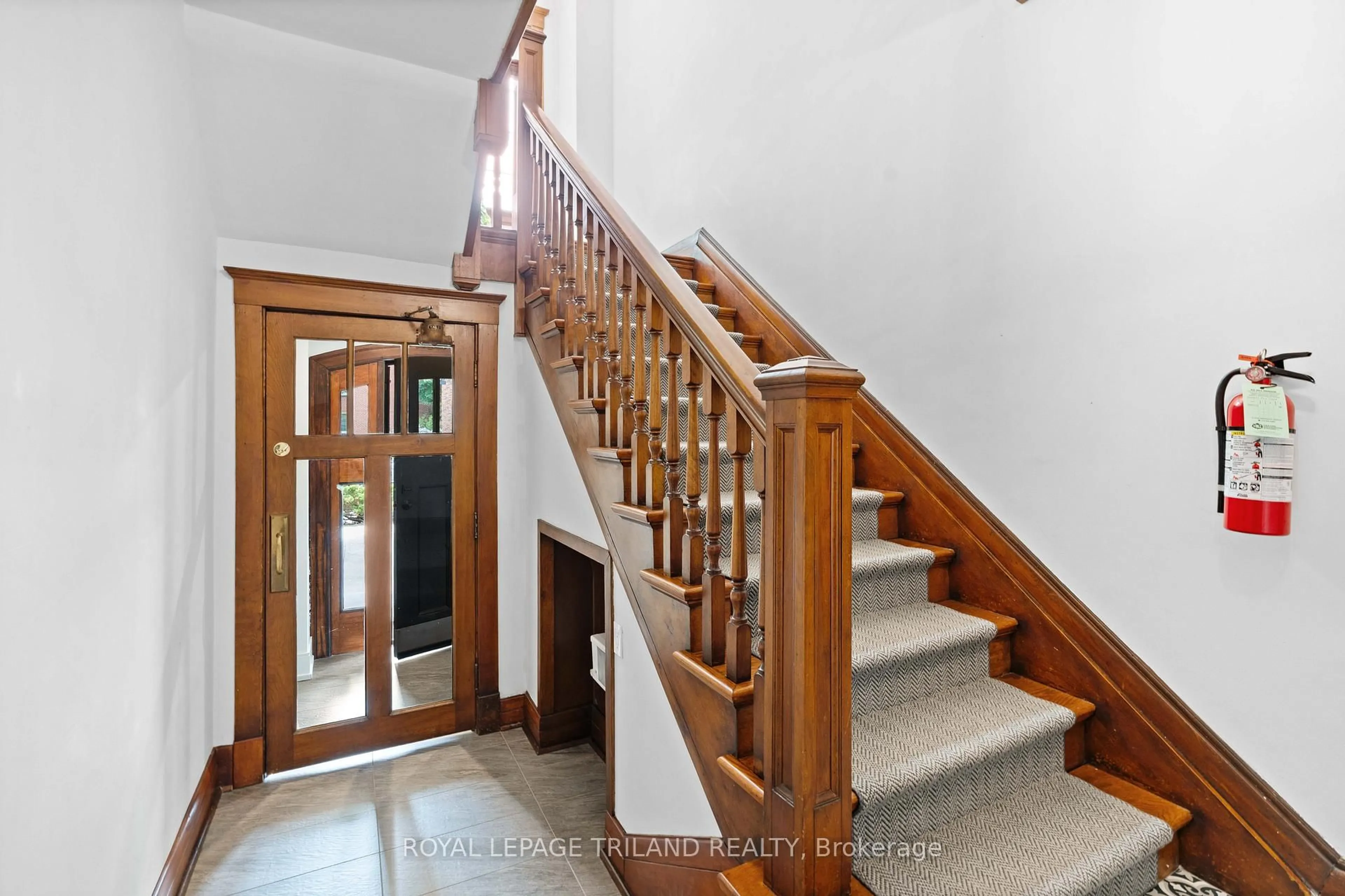 Indoor foyer for 130 Windsor Cres #3, London South Ontario N6C 1V8
