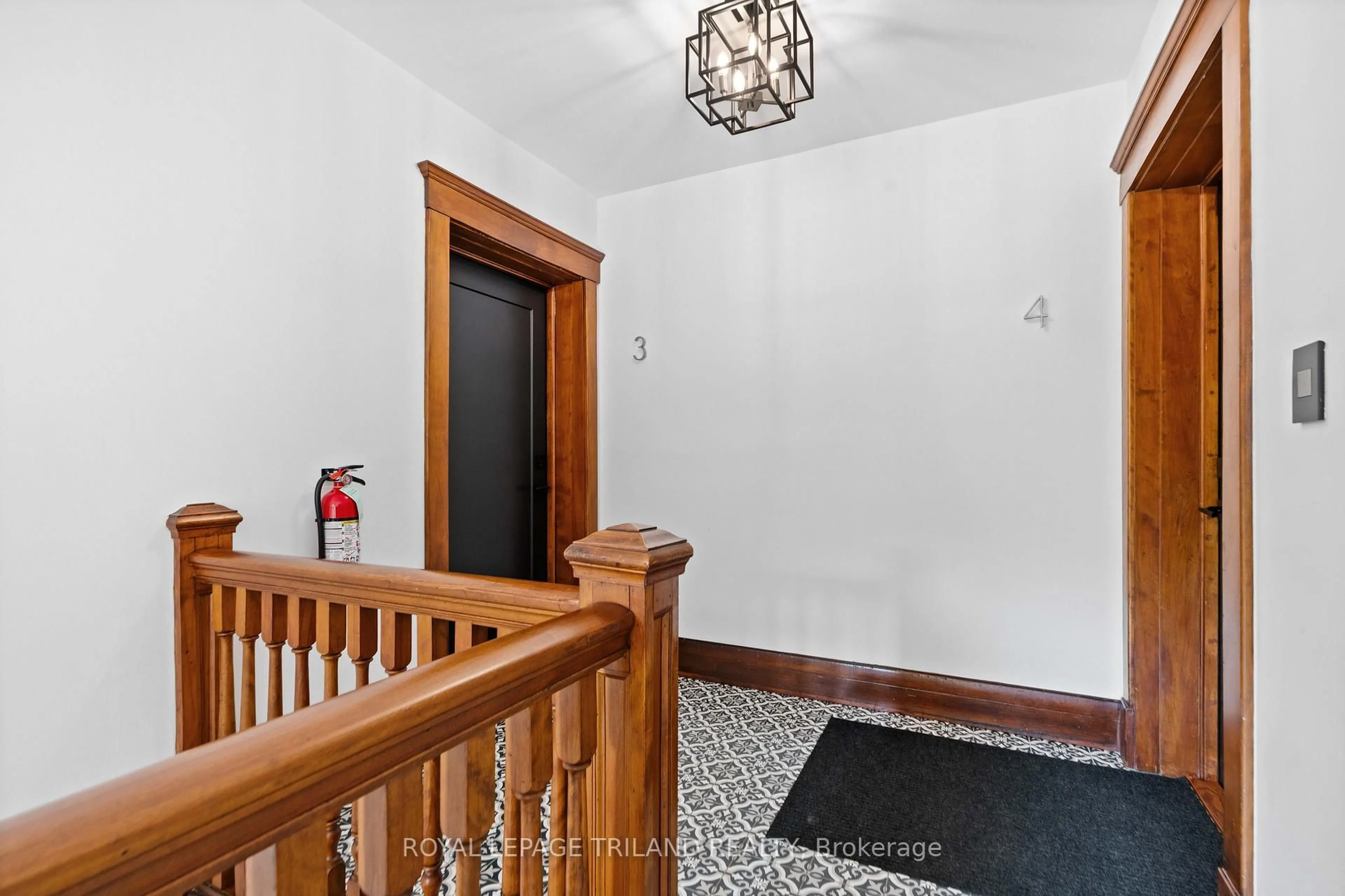 Indoor foyer for 130 Windsor Cres #3, London South Ontario N6C 1V8