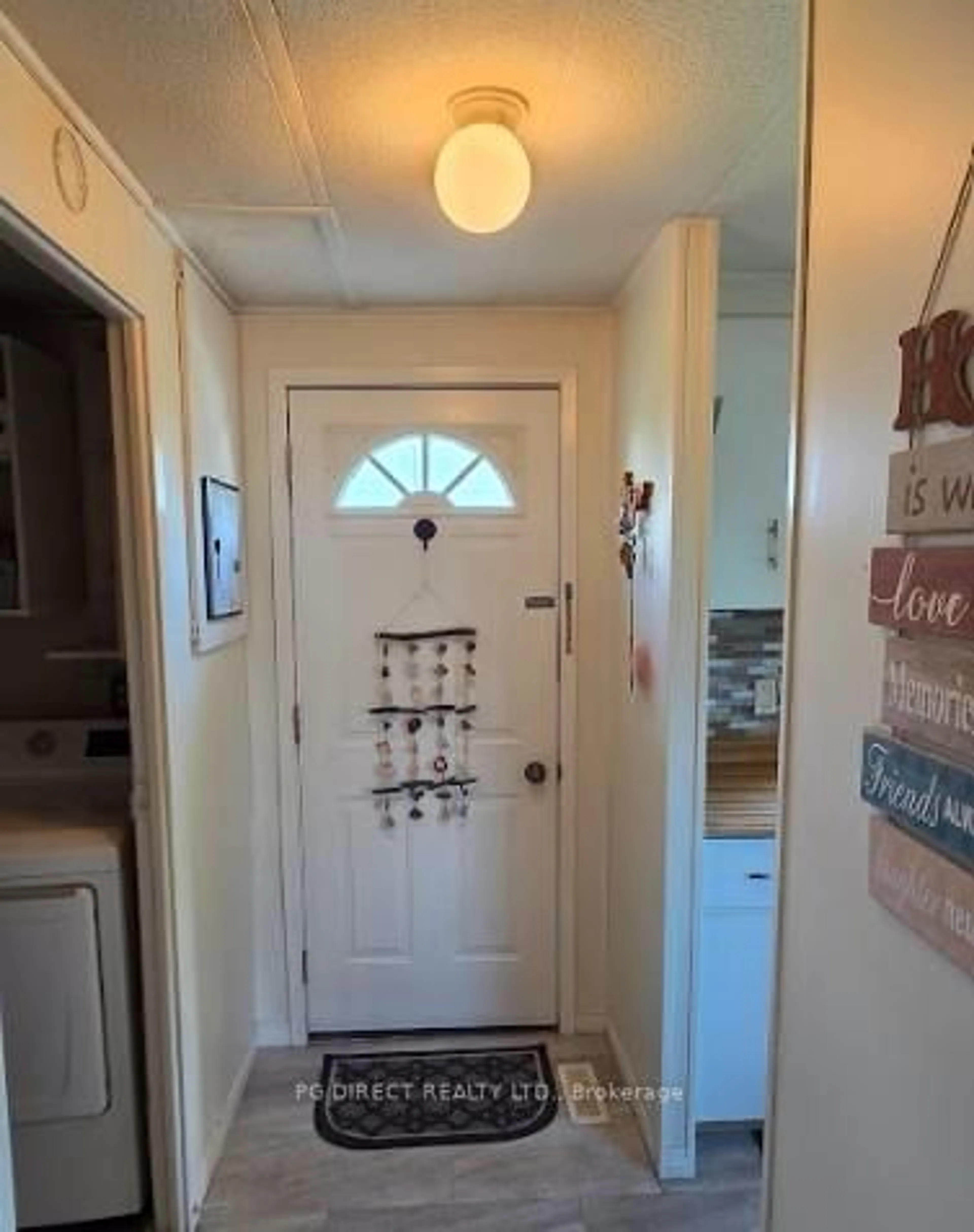 Indoor entryway for 487 Mattawan St, Mattawa Ontario P0H 1V0