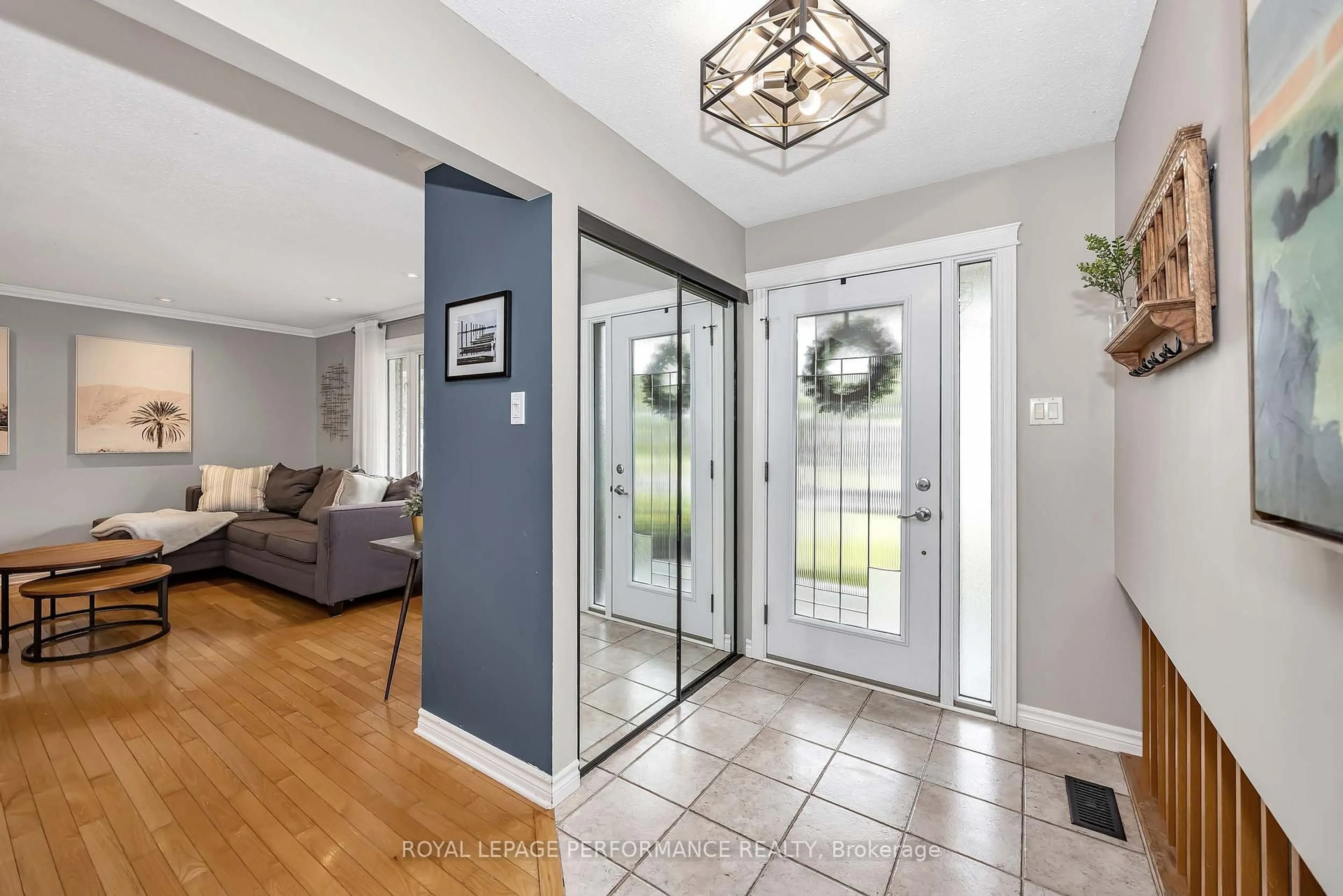 Indoor entryway for 30 Promenade Blvd, Russell Ontario K0A 1W1