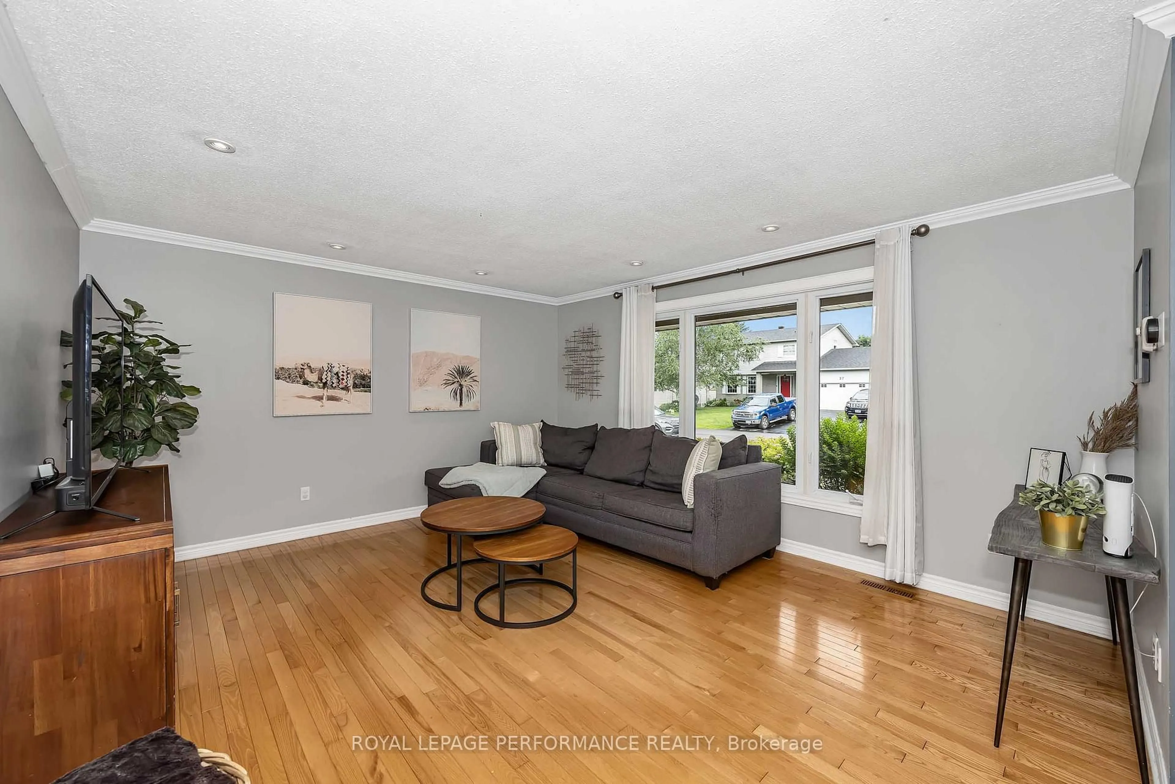 Living room with furniture, wood/laminate floor for 30 Promenade Blvd, Russell Ontario K0A 1W1