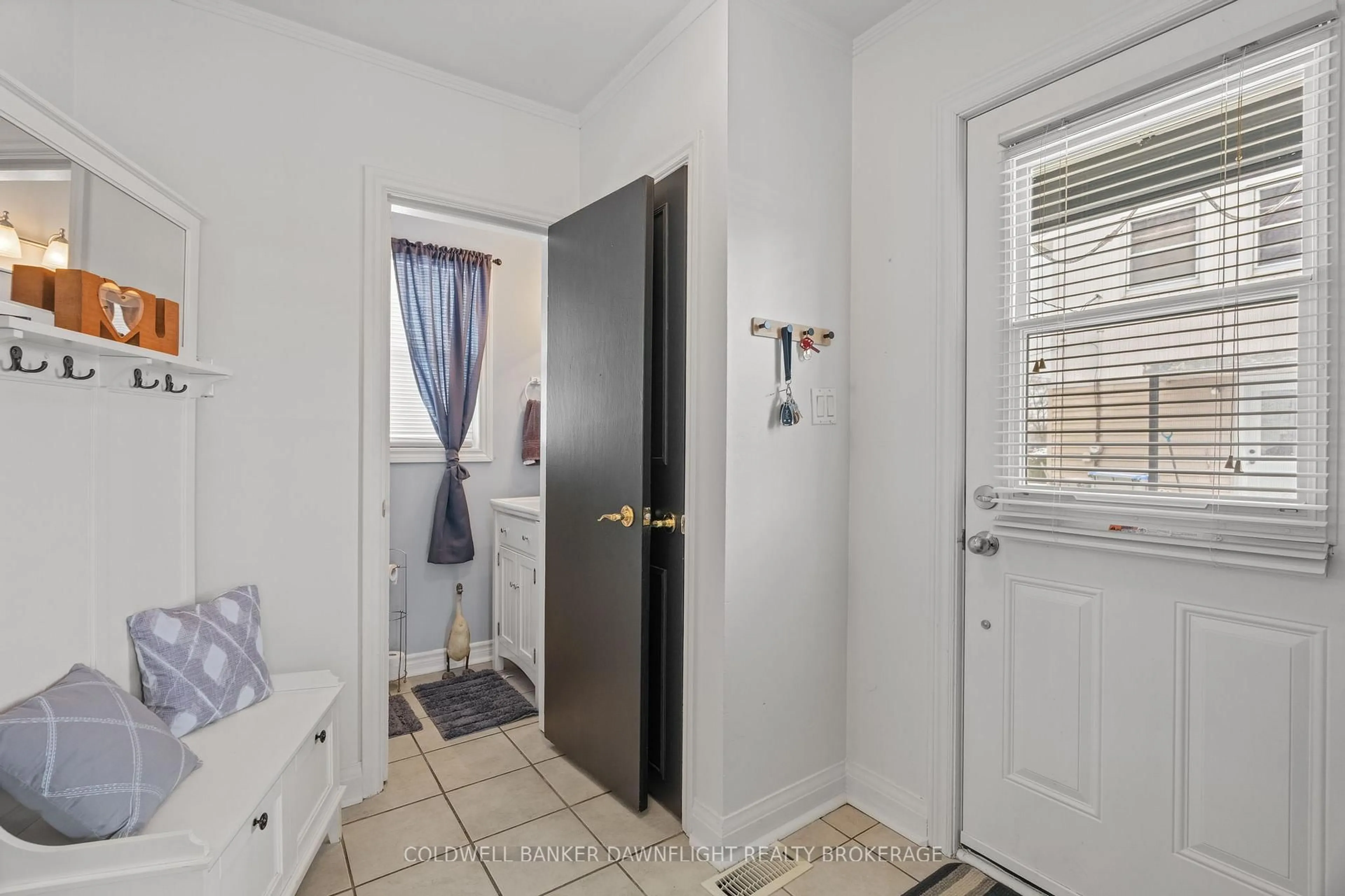 Indoor entryway for 115 Columbia Dr, South Huron Ontario N0M 1Y0