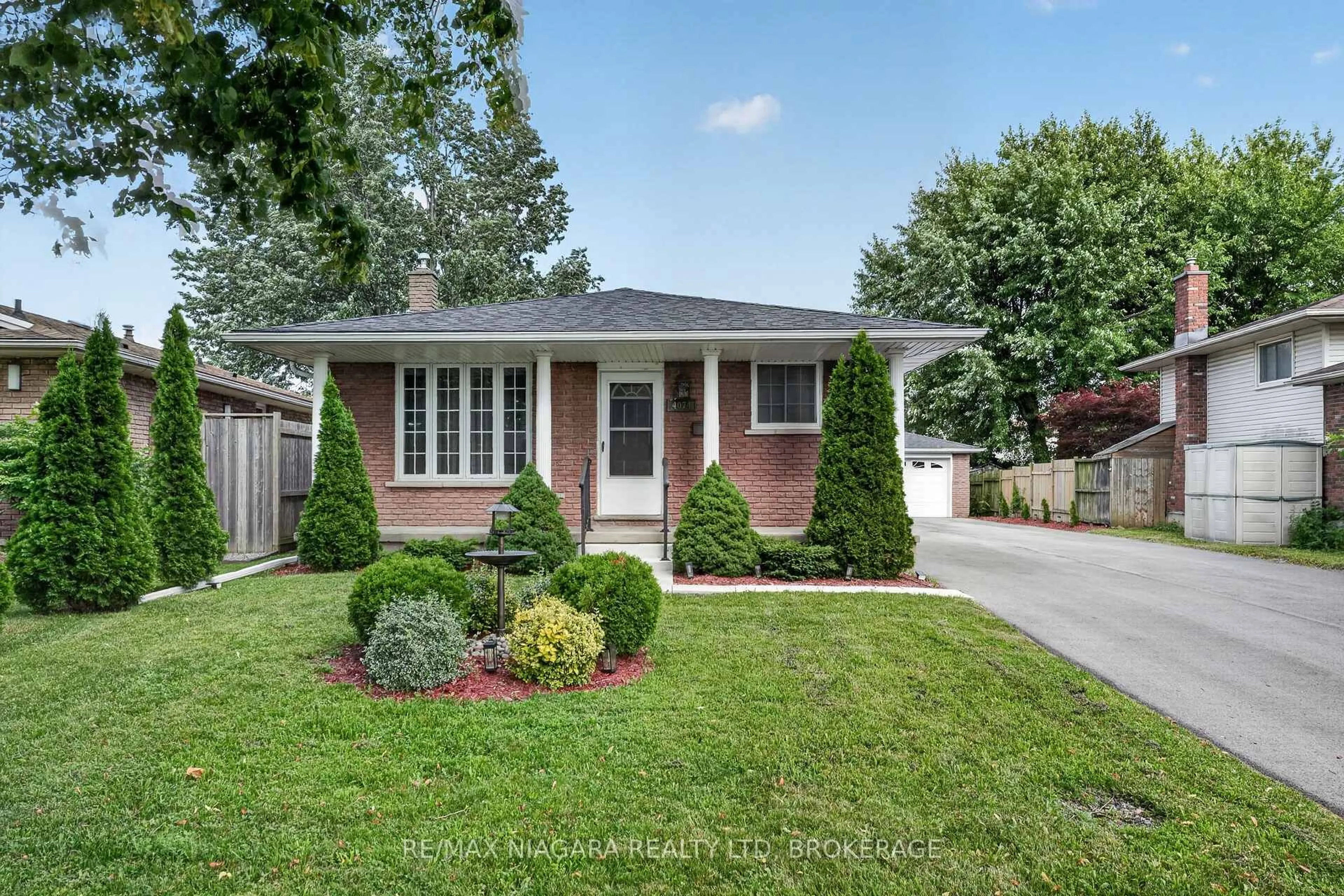 Home with brick exterior material, street for 4074 Brookdale Dr, Niagara Falls Ontario L2H 2B3