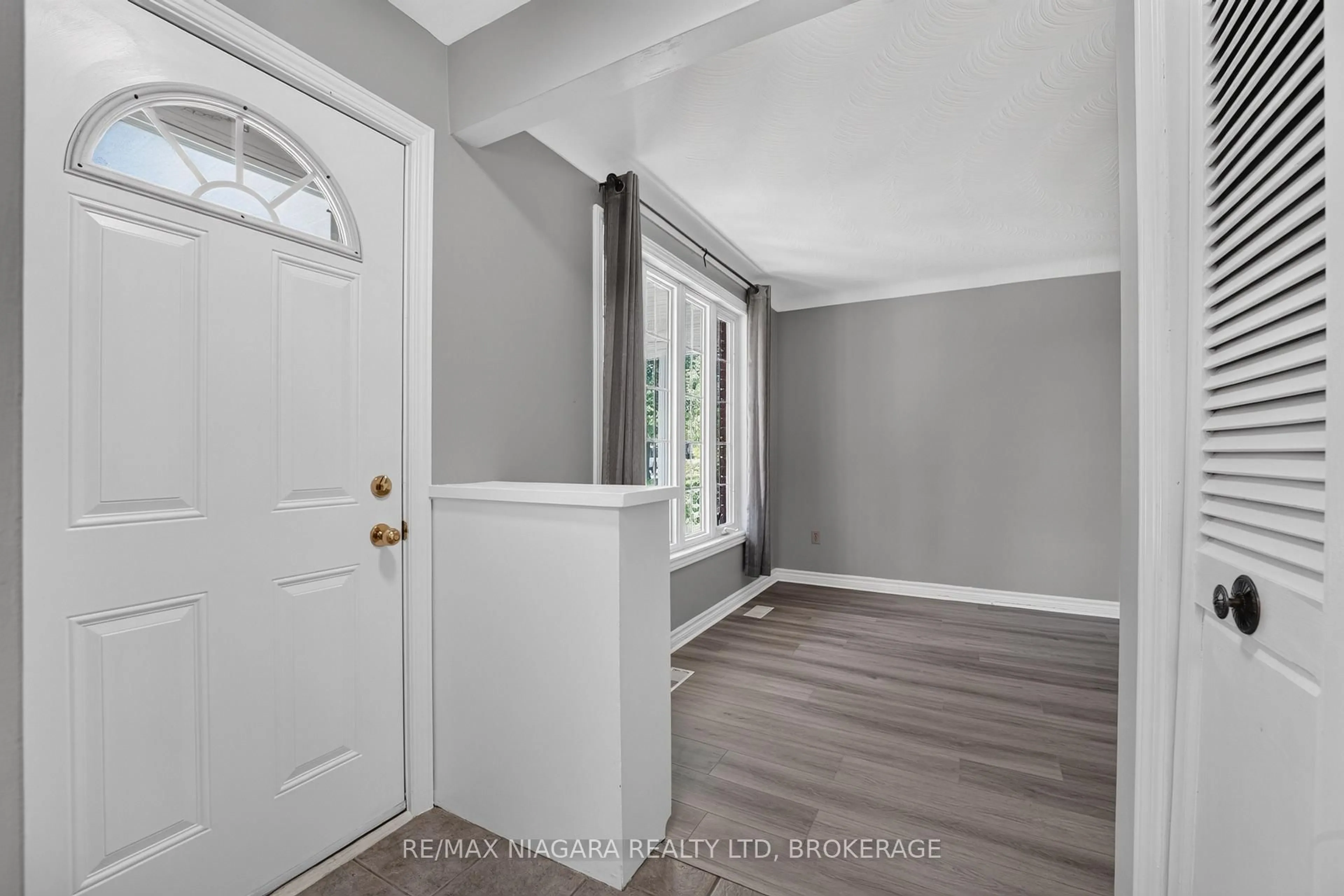 Indoor entryway for 4074 Brookdale Dr, Niagara Falls Ontario L2H 2B3