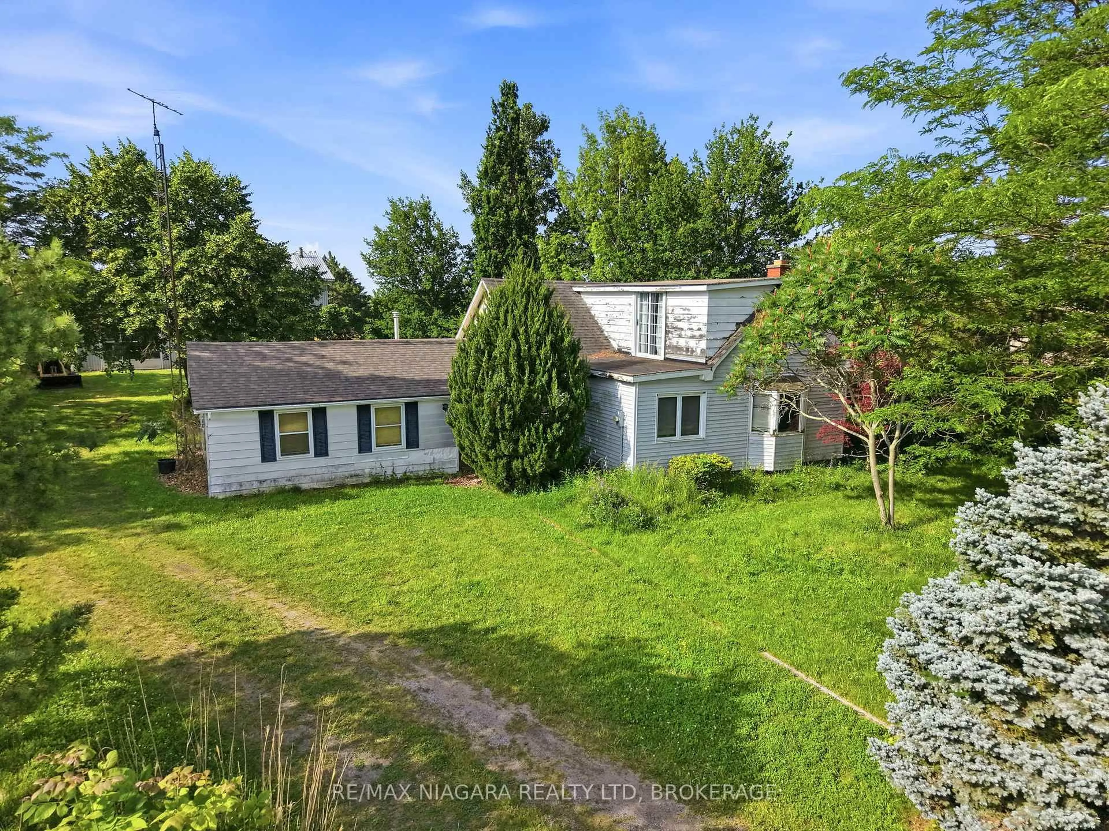 A pic from outside/outdoor area/front of a property/back of a property/a pic from drone, unknown for 1101 Line 1 Rd, Niagara-on-the-Lake Ontario L0S 1J0