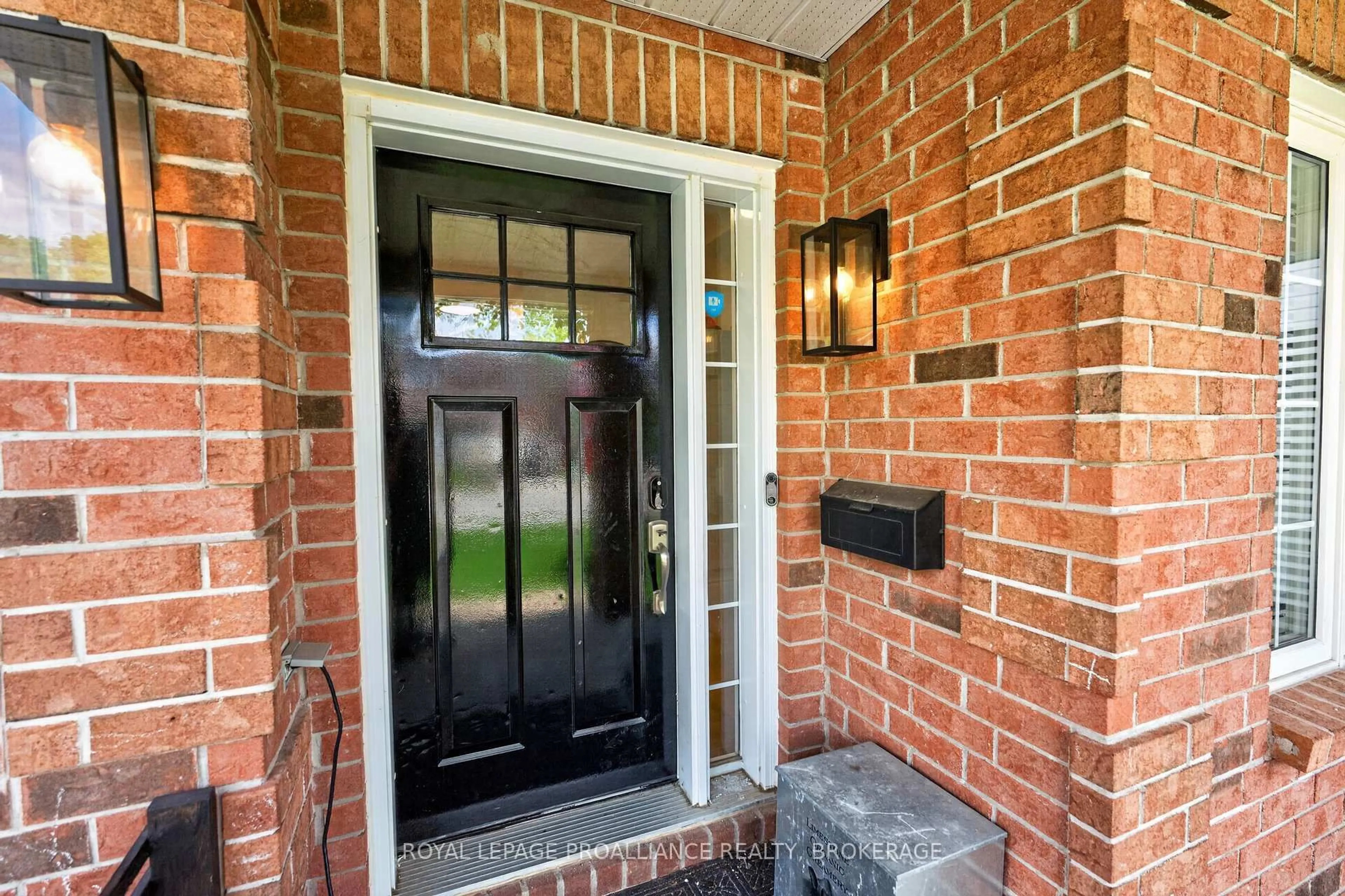 Indoor entryway for 87 Dalgleish Ave, Kingston Ontario K7K 7E1
