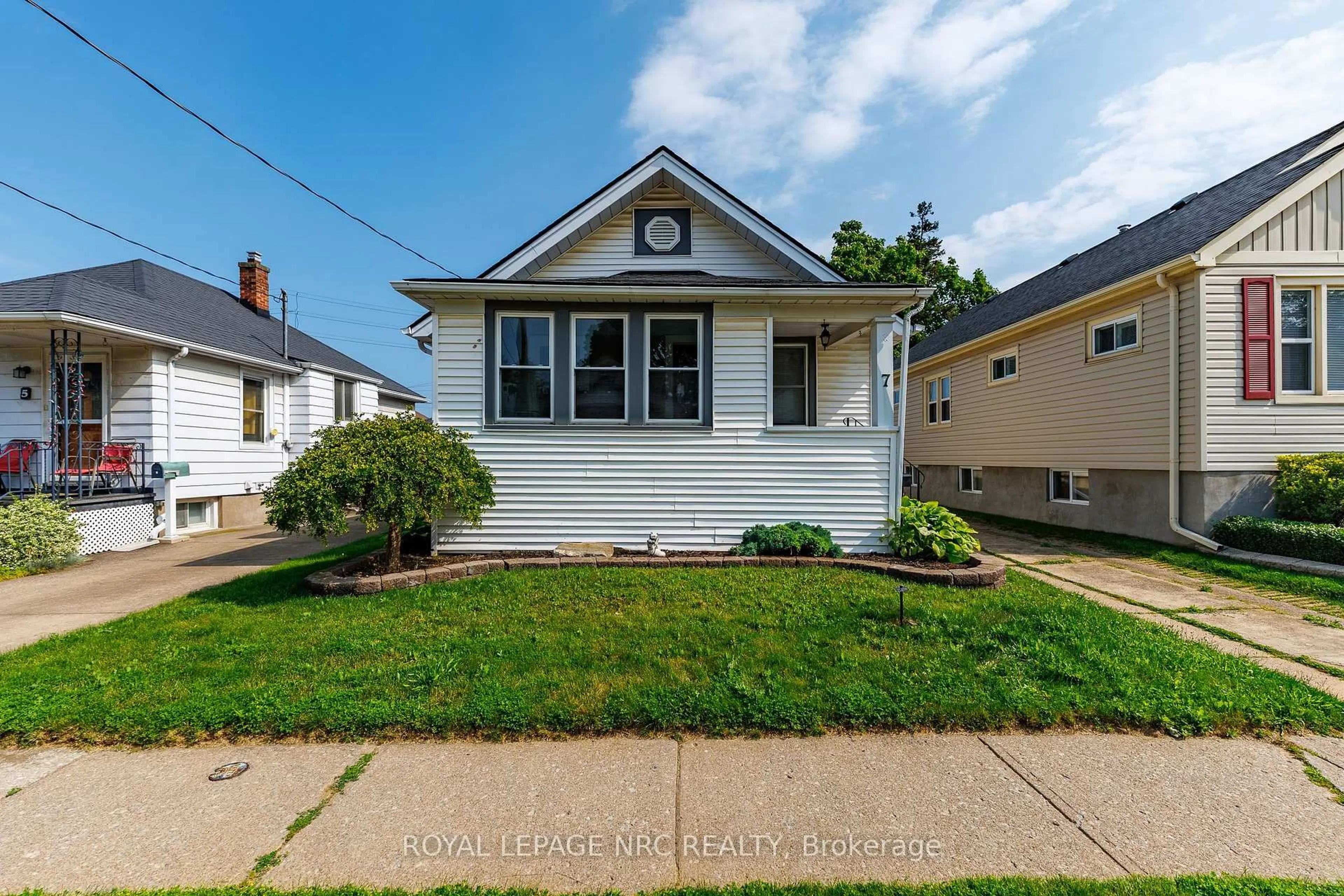 Home with vinyl exterior material, street for 7 Norwood St, St. Catharines Ontario L2R 1B7