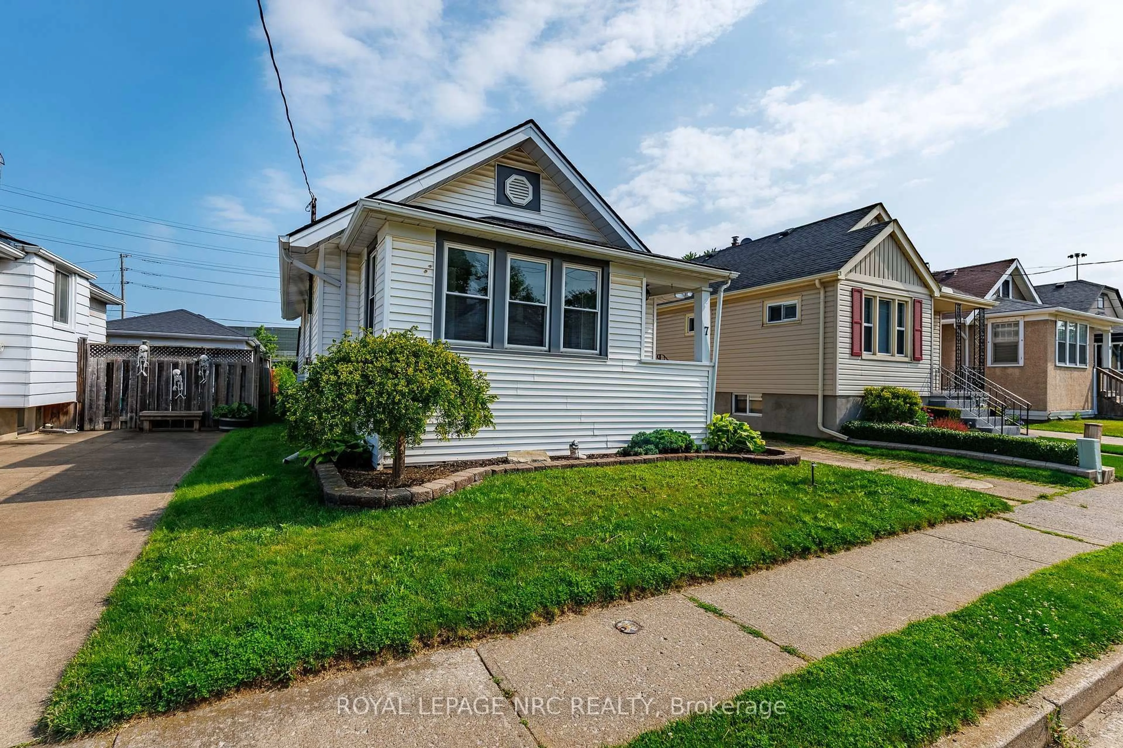 Home with vinyl exterior material, street for 7 Norwood St, St. Catharines Ontario L2R 1B7