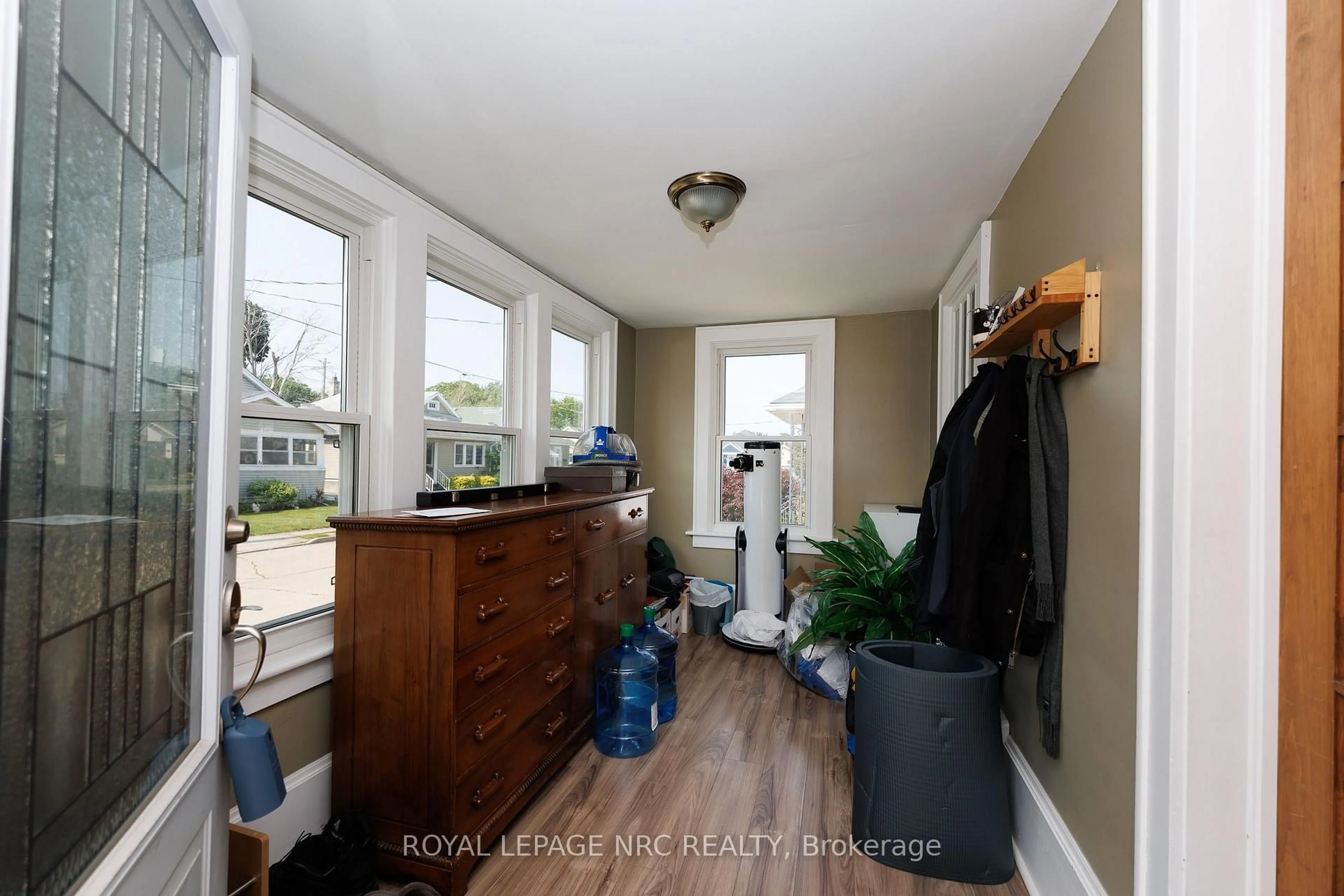 Indoor entryway for 7 Norwood St, St. Catharines Ontario L2R 1B7