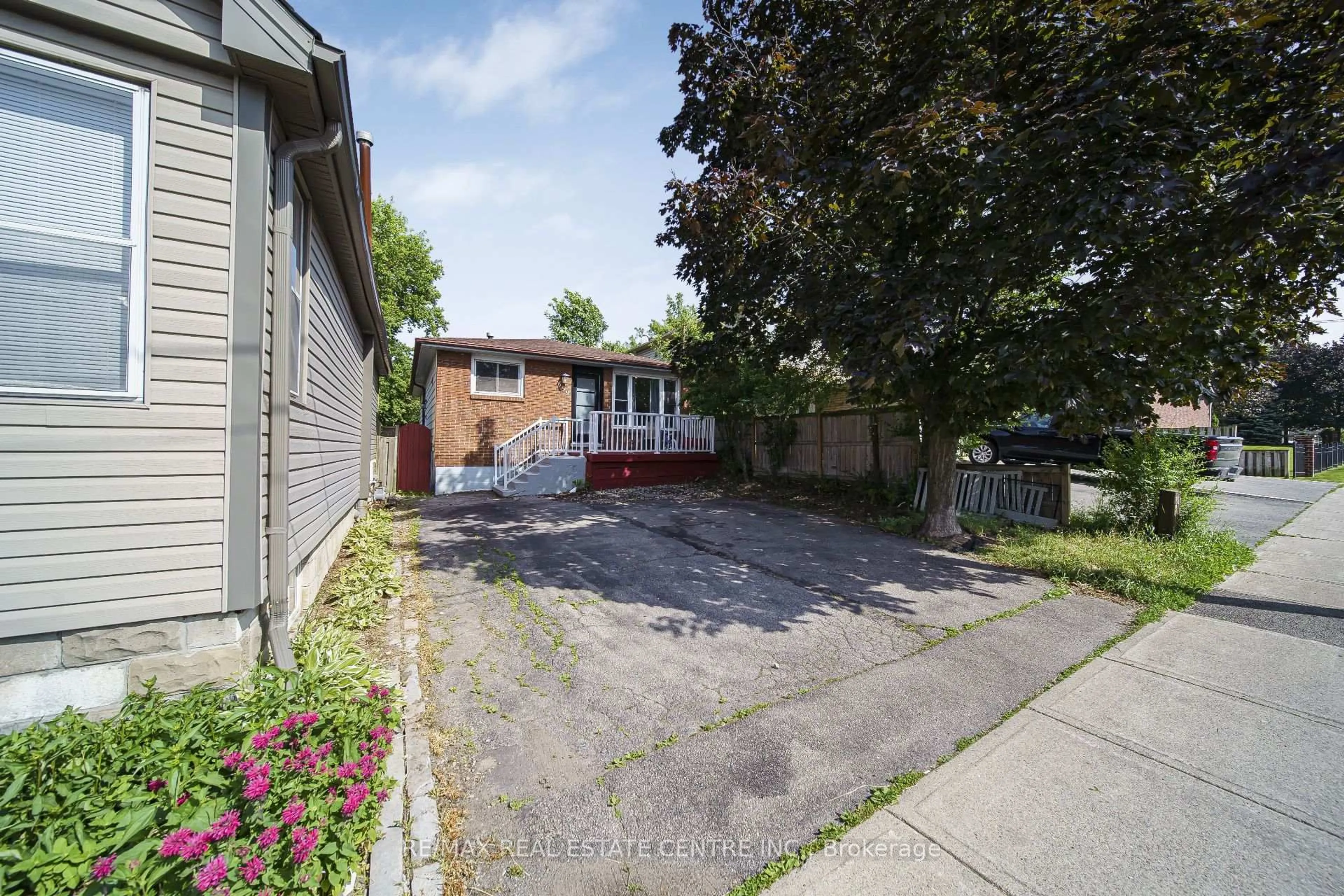 A pic from outside/outdoor area/front of a property/back of a property/a pic from drone, street for 659 Upper Wellington St, Hamilton Ontario L9A 3R2