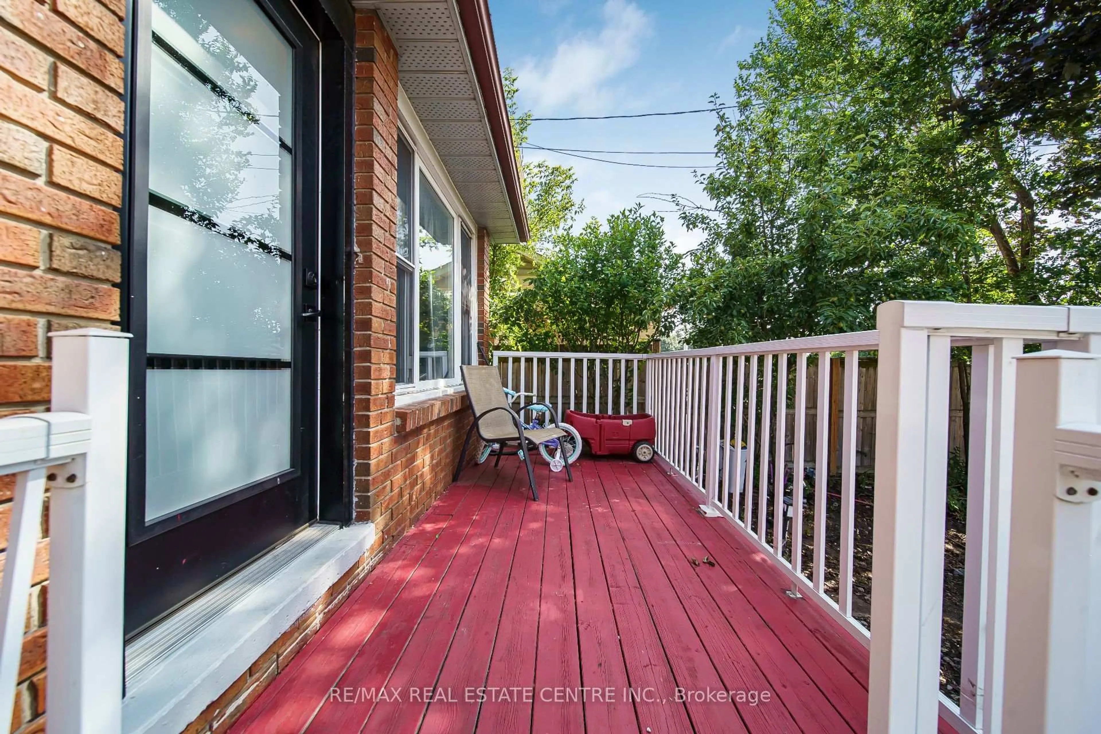 Patio, street for 659 Upper Wellington St, Hamilton Ontario L9A 3R2