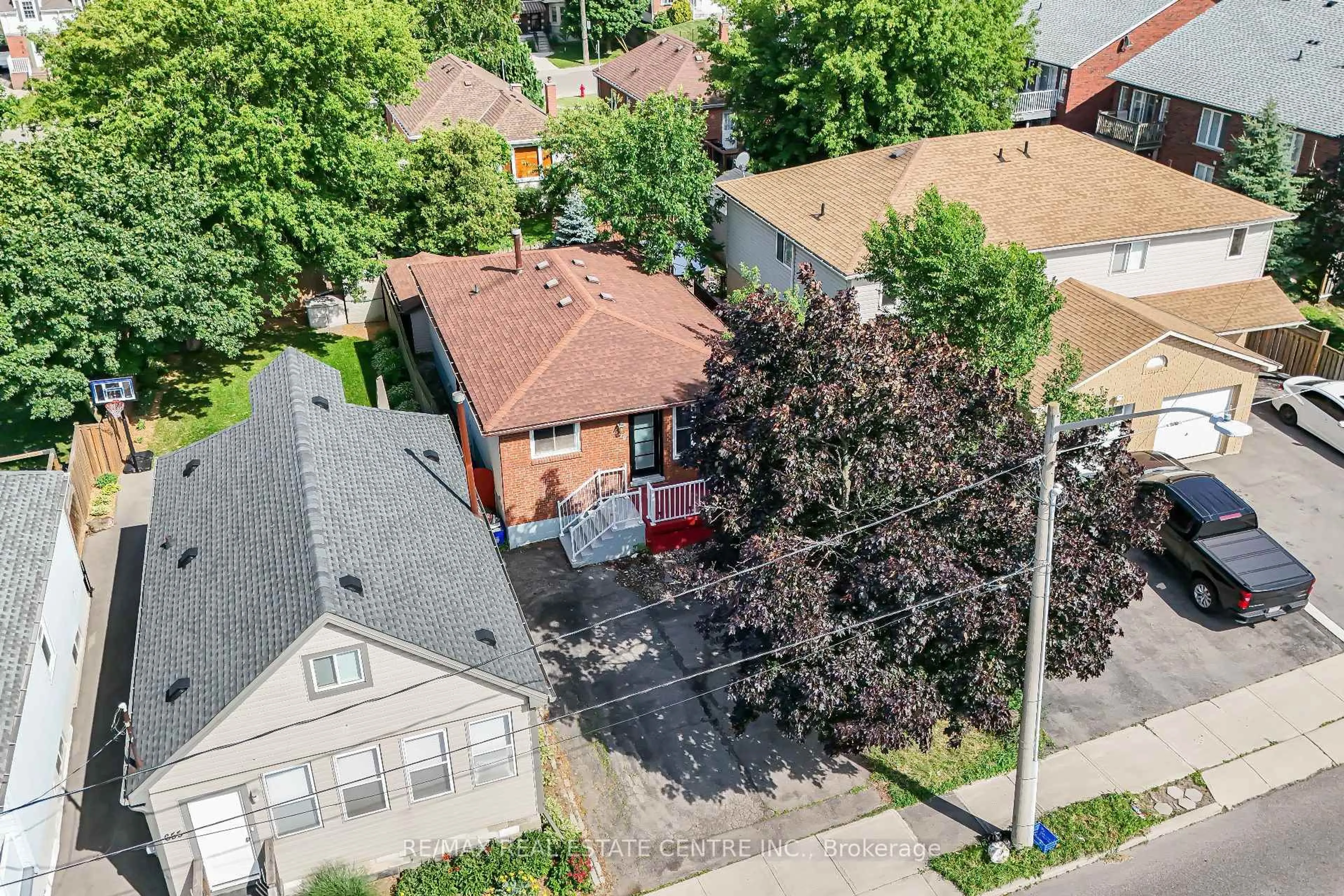 A pic from outside/outdoor area/front of a property/back of a property/a pic from drone, street for 659 Upper Wellington St, Hamilton Ontario L9A 3R2