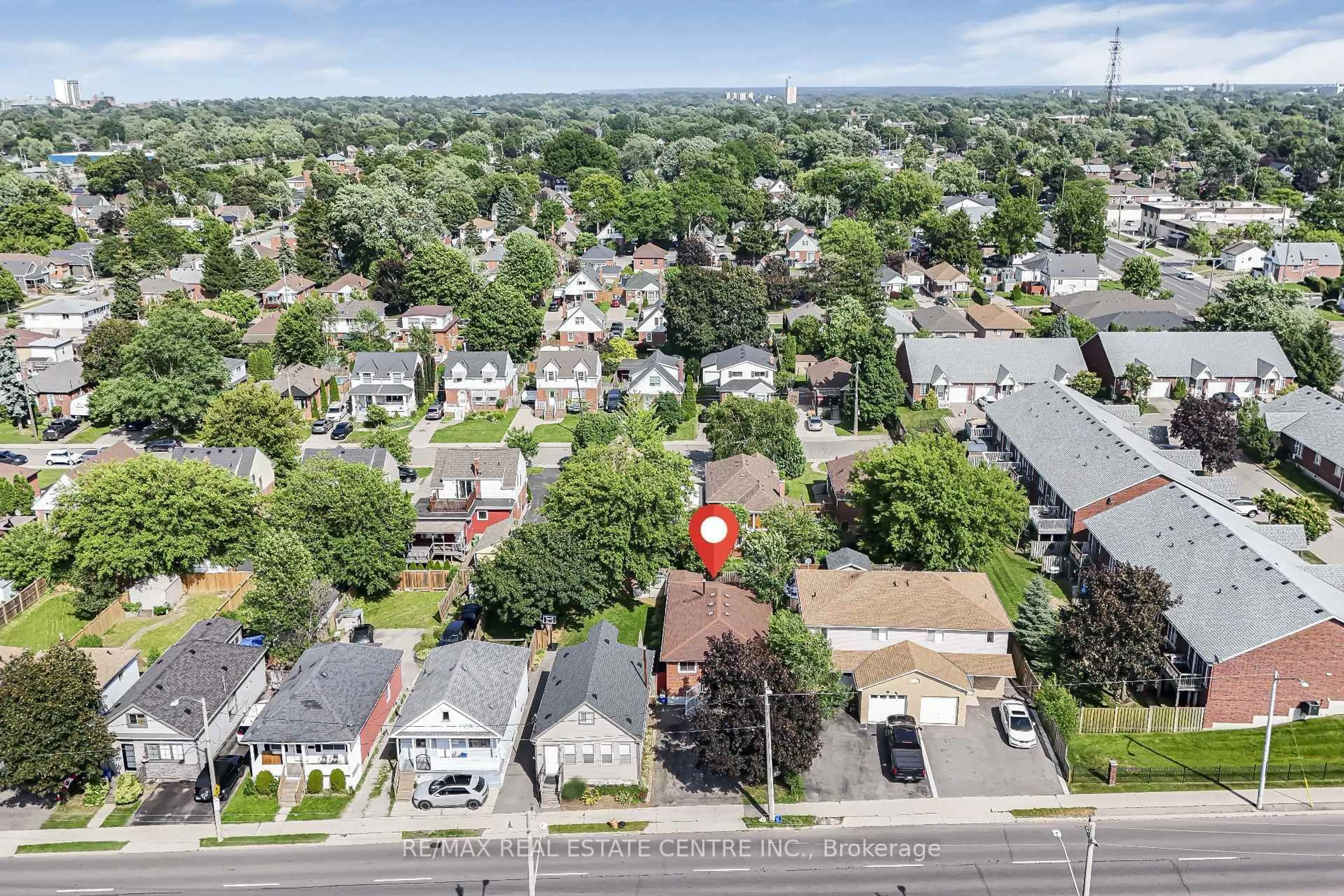 A pic from outside/outdoor area/front of a property/back of a property/a pic from drone, street for 659 Upper Wellington St, Hamilton Ontario L9A 3R2