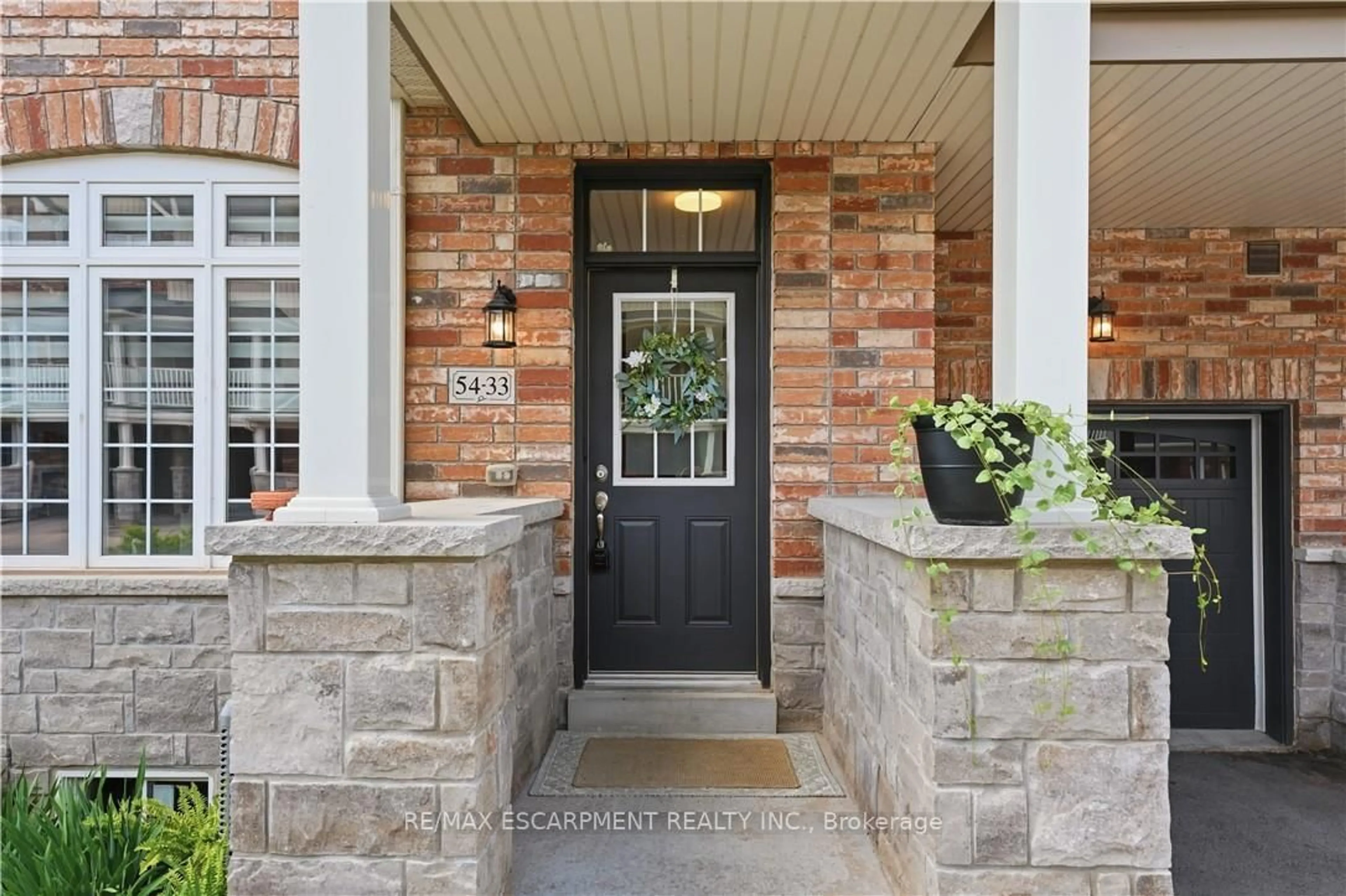 Indoor entryway for 54 NISBET Blvd #33, Hamilton Ontario L8B 0Y3
