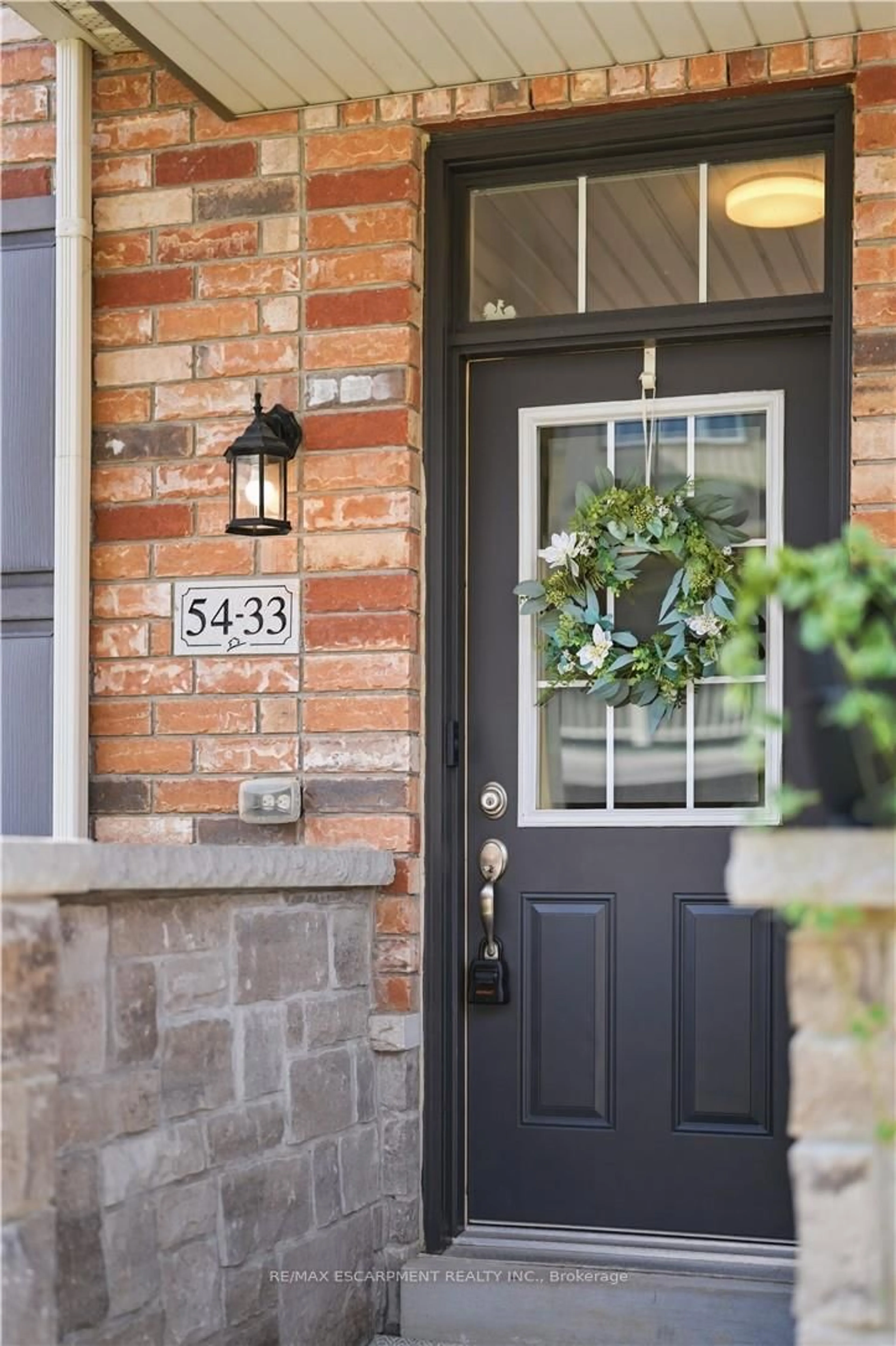 Indoor entryway for 54 NISBET Blvd #33, Hamilton Ontario L8B 0Y3