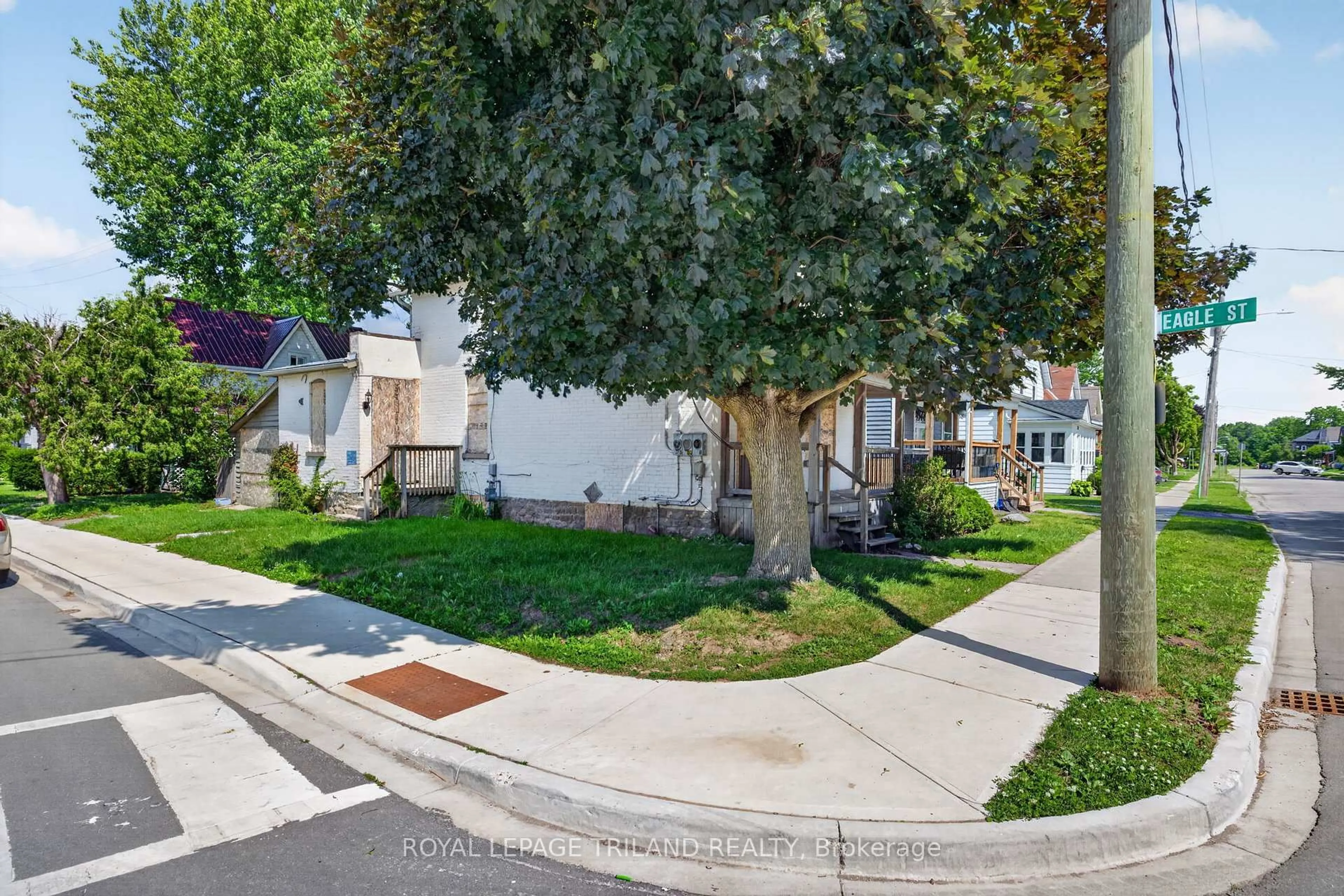 A pic from outside/outdoor area/front of a property/back of a property/a pic from drone, street for 54 St Catharine St, St. Thomas Ontario N5P 2W1