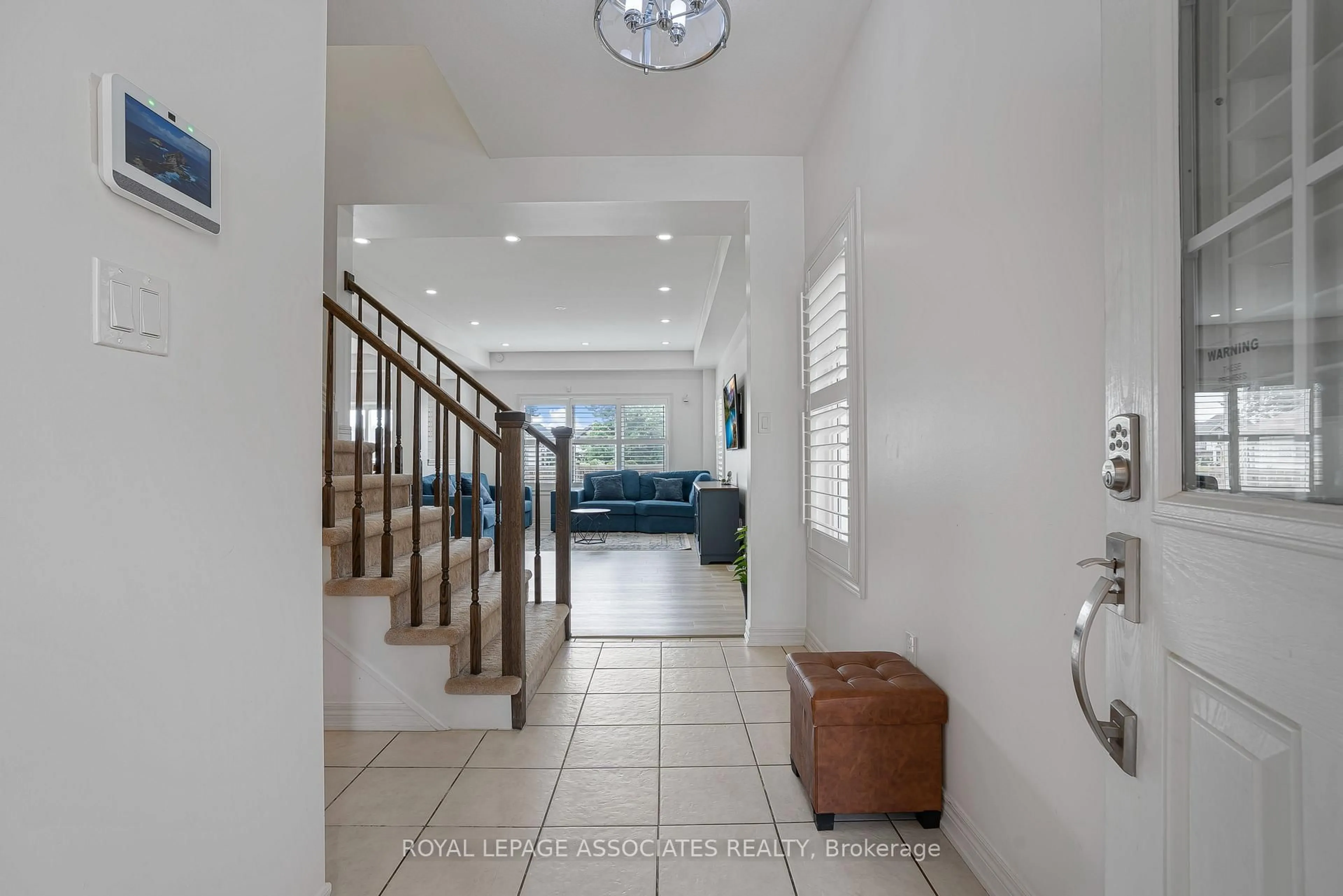 Indoor foyer for 6117 Eaglewood Dr, Niagara Falls Ontario L2G 0A7