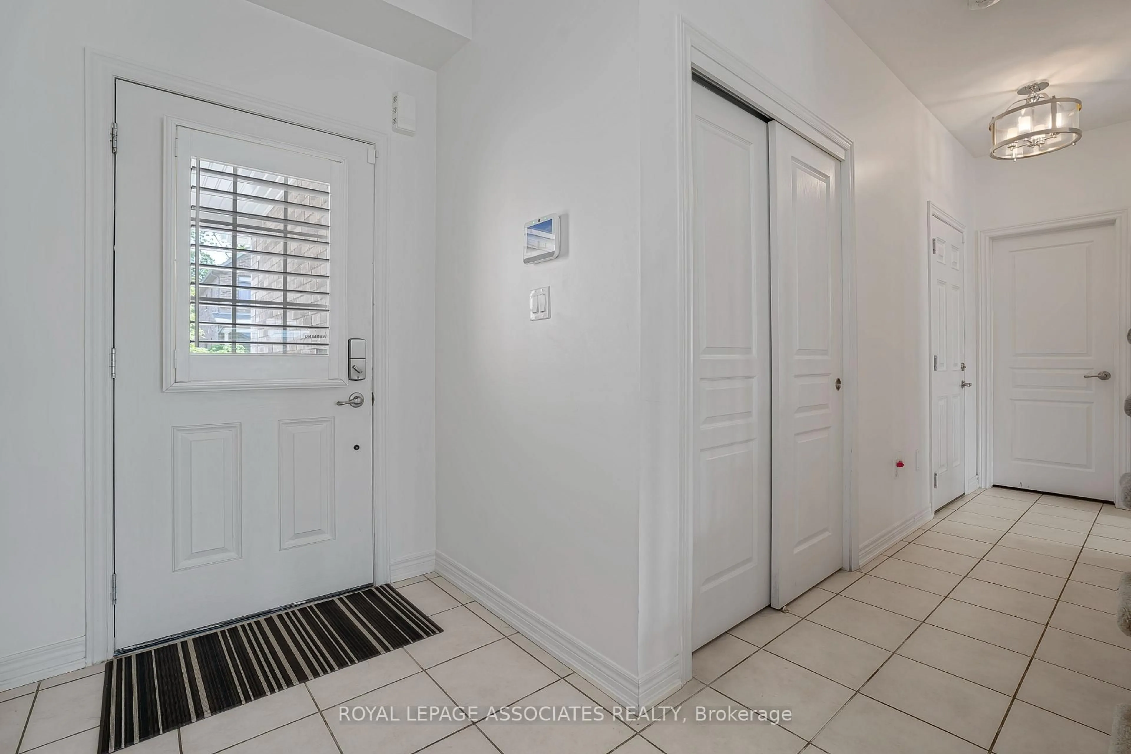 Indoor entryway for 6117 Eaglewood Dr, Niagara Falls Ontario L2G 0A7