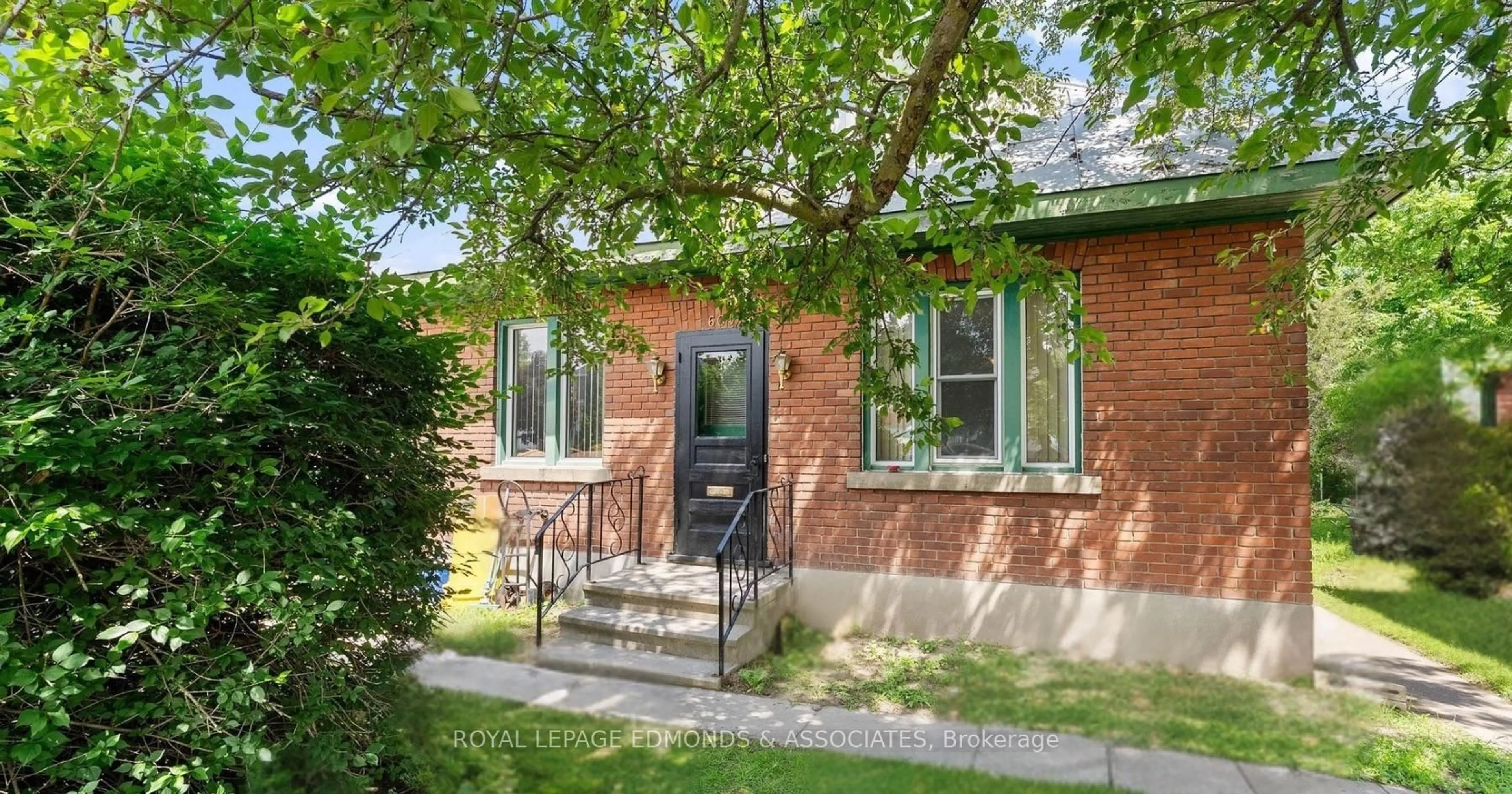 Home with brick exterior material, street for 605 Perth St, Pembroke Ontario K8A 6B9