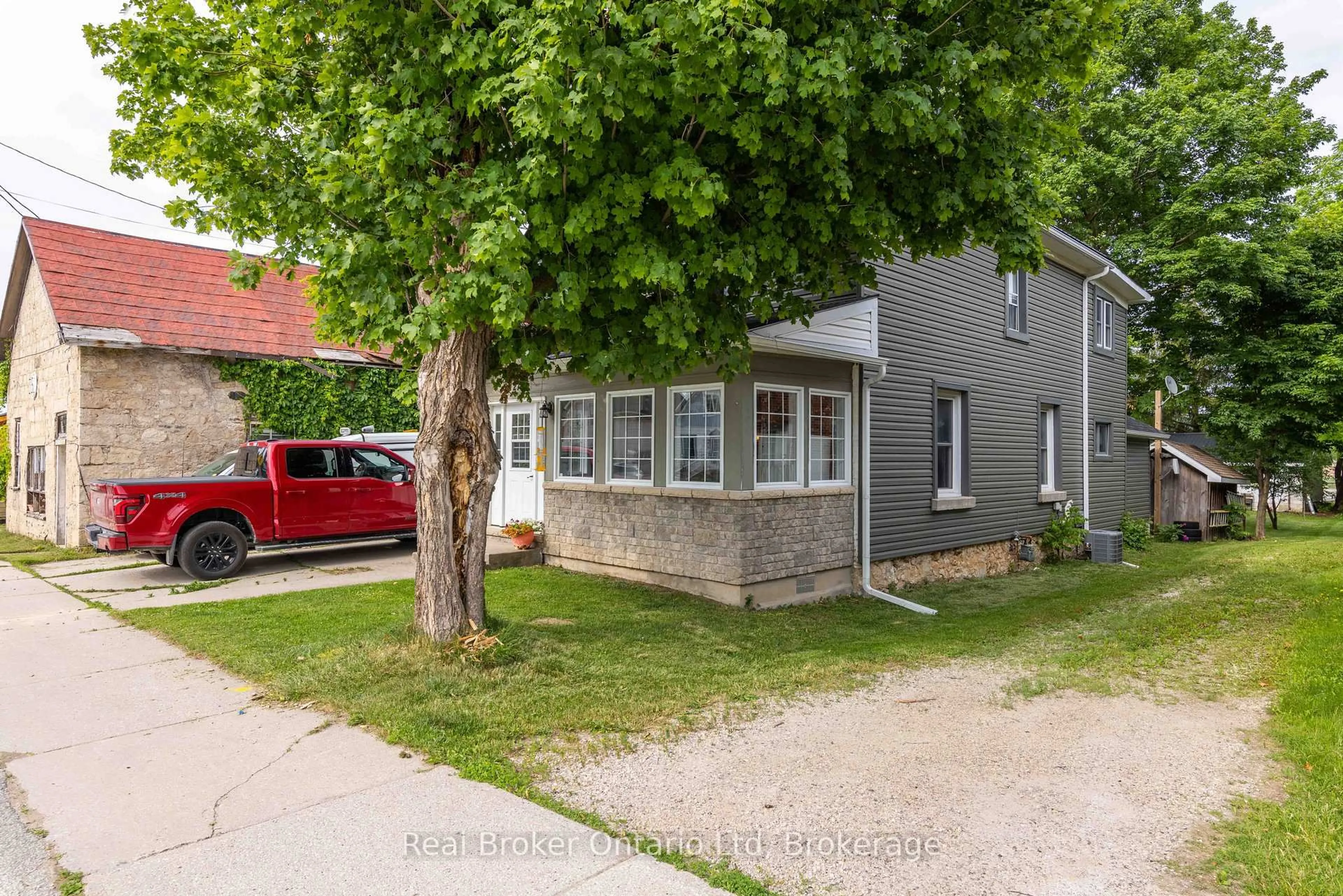 A pic from outside/outdoor area/front of a property/back of a property/a pic from drone, street for 127 Garafraxa St, Chatsworth Ontario N0H 1G0