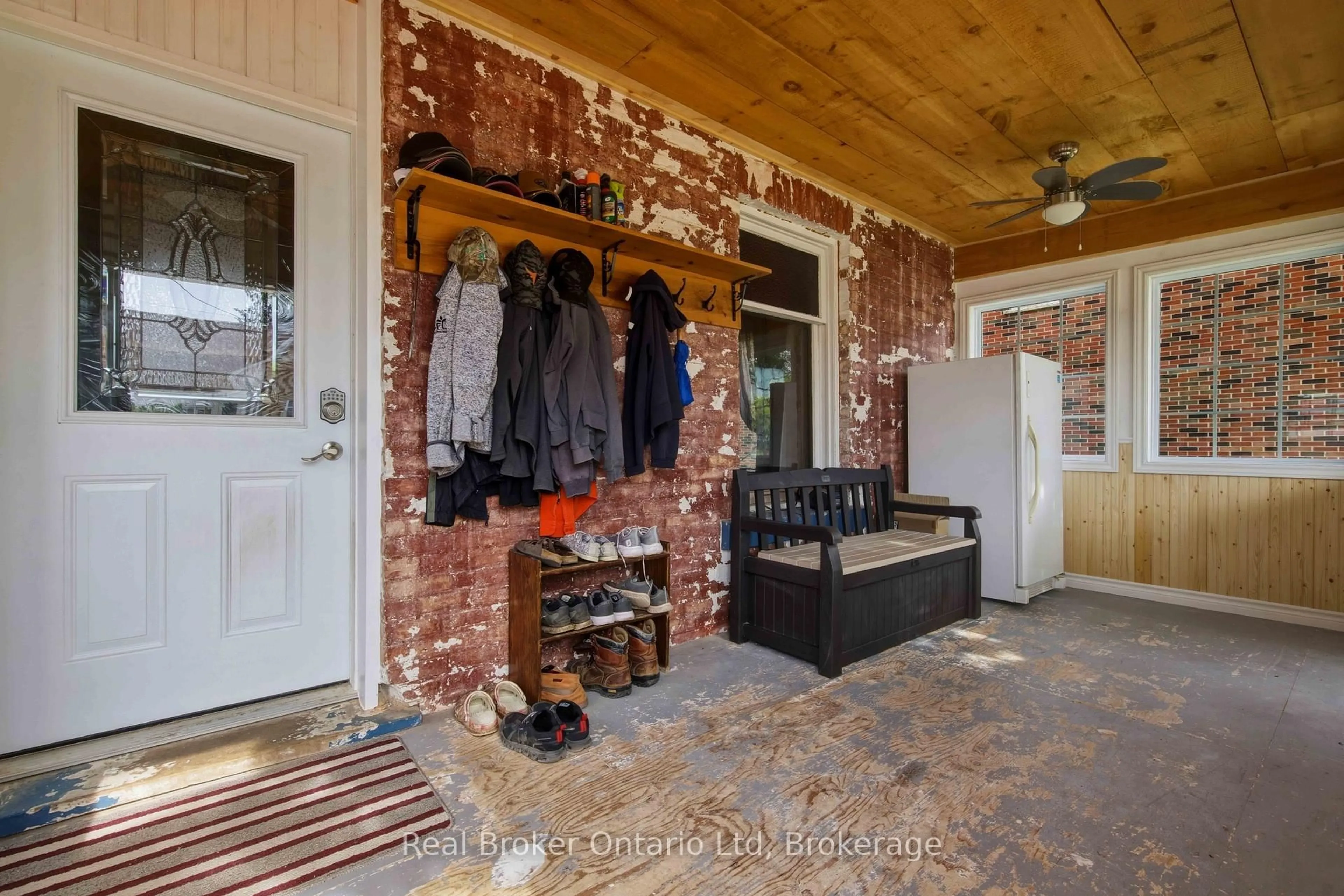 Indoor entryway for 127 Garafraxa St, Chatsworth Ontario N0H 1G0