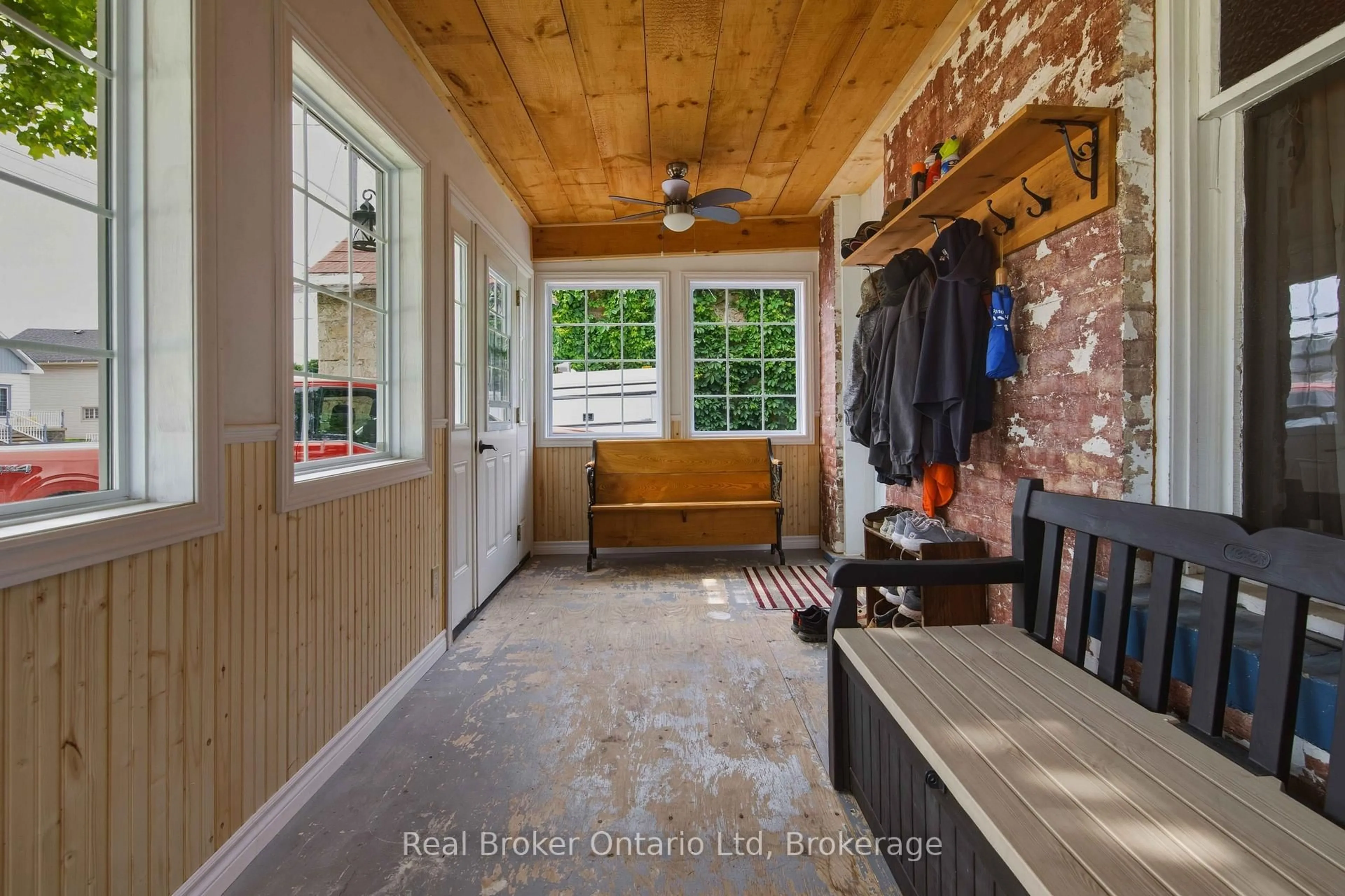 Indoor entryway for 127 Garafraxa St, Chatsworth Ontario N0H 1G0