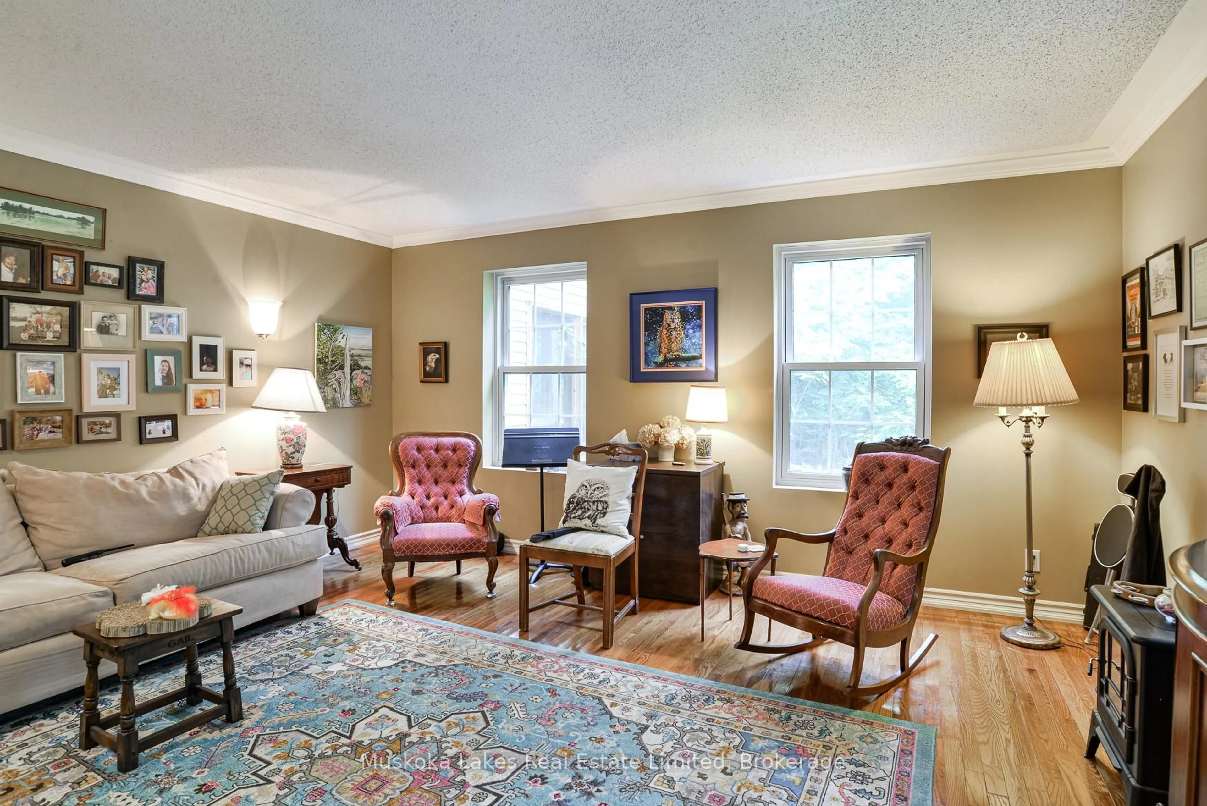Living room with furniture, carpet floor for 1115 Partridge Lane, Bracebridge Ontario P1L 1W8