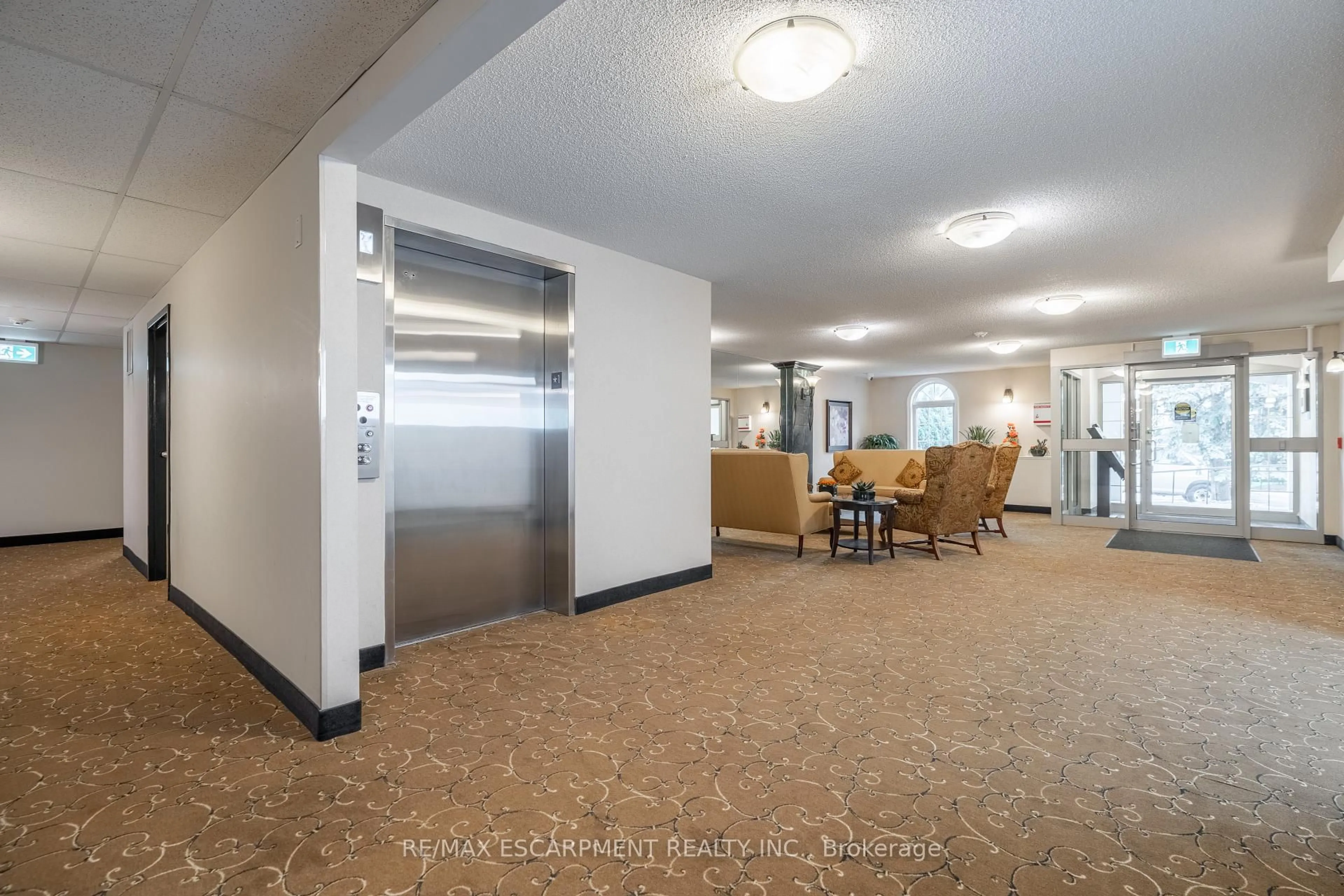 Indoor foyer for 970 Golf Links Rd #306, Hamilton Ontario L9K 1J8