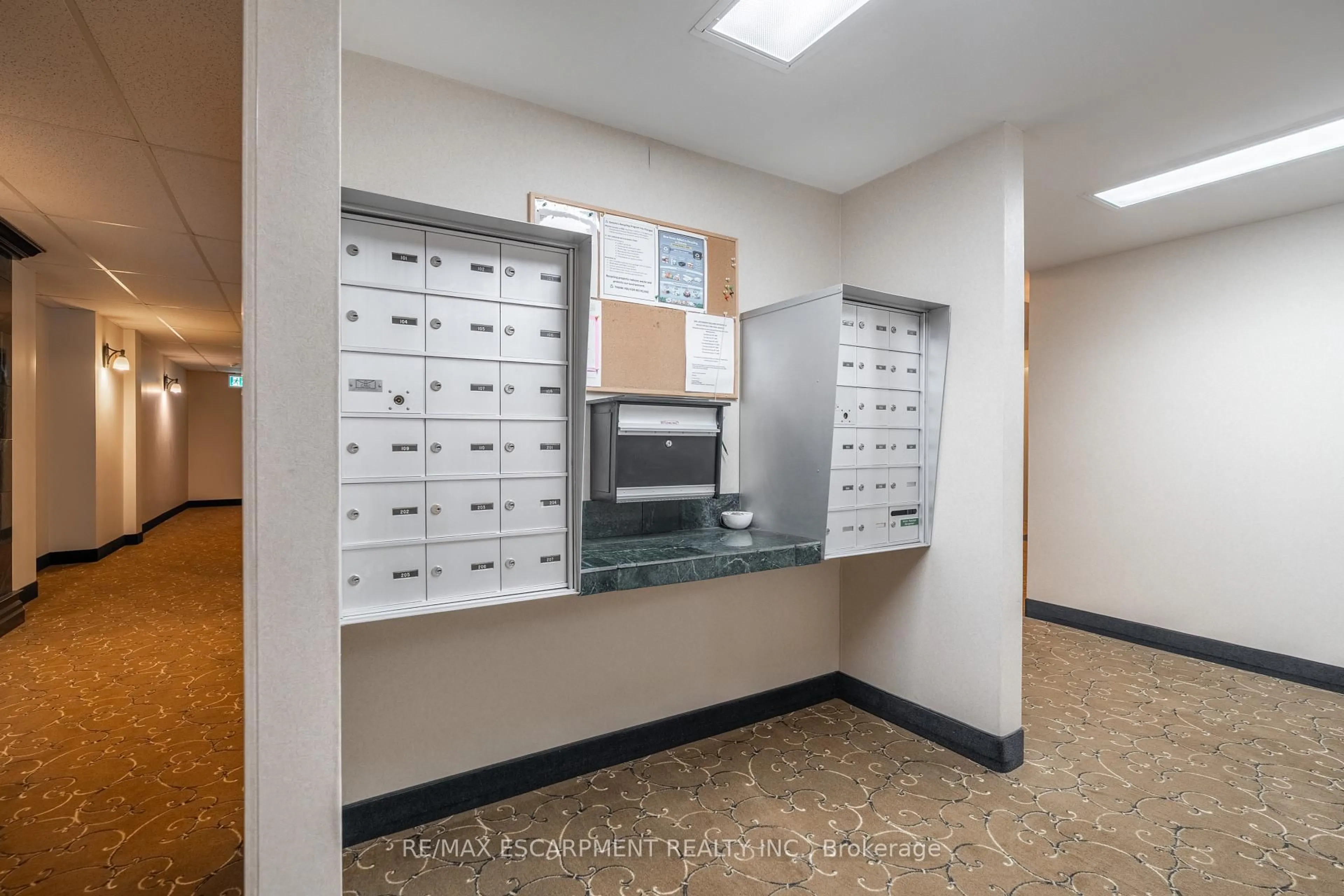 Indoor foyer for 970 Golf Links Rd #306, Hamilton Ontario L9K 1J8