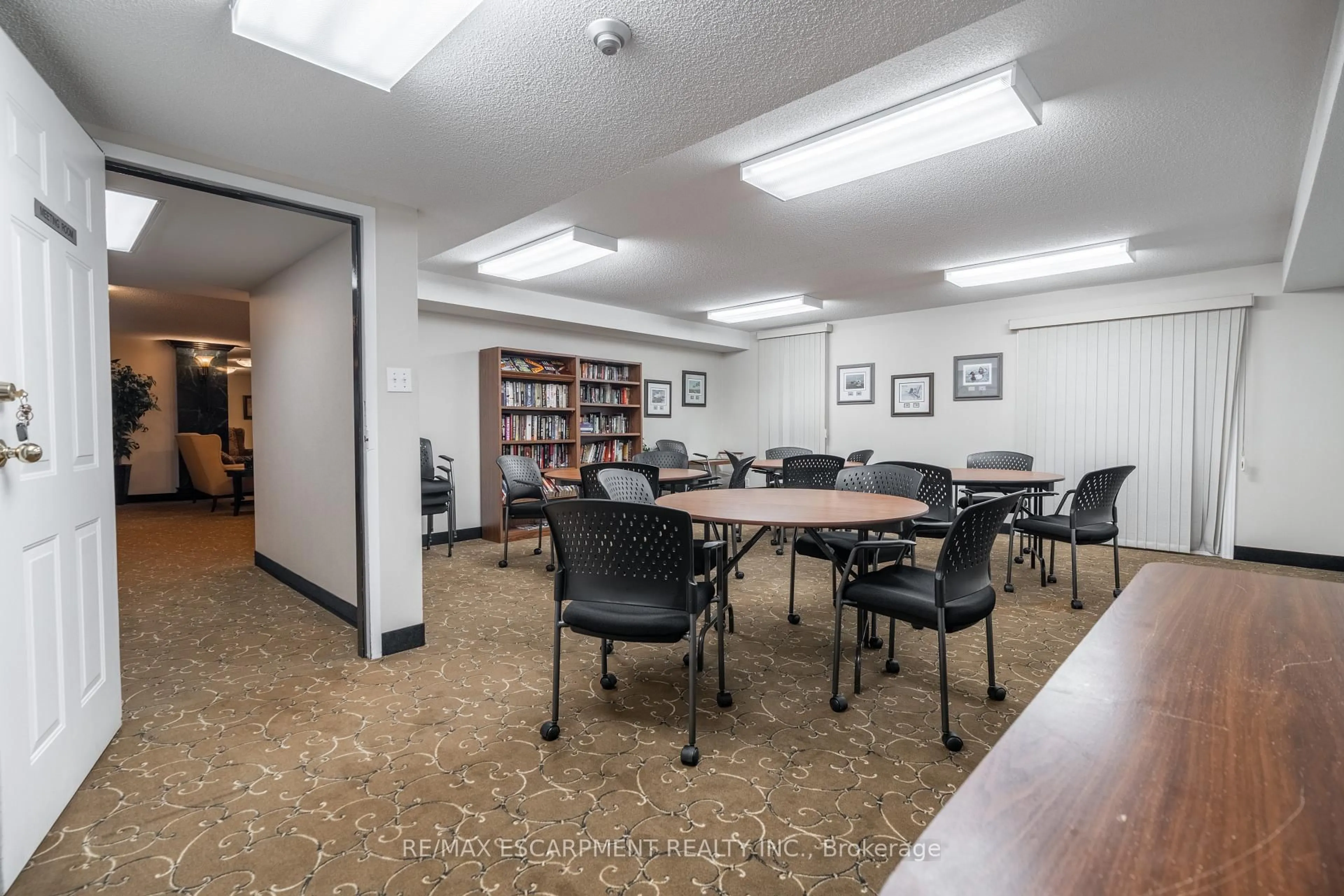 A pic of a room for 970 Golf Links Rd #306, Hamilton Ontario L9K 1J8