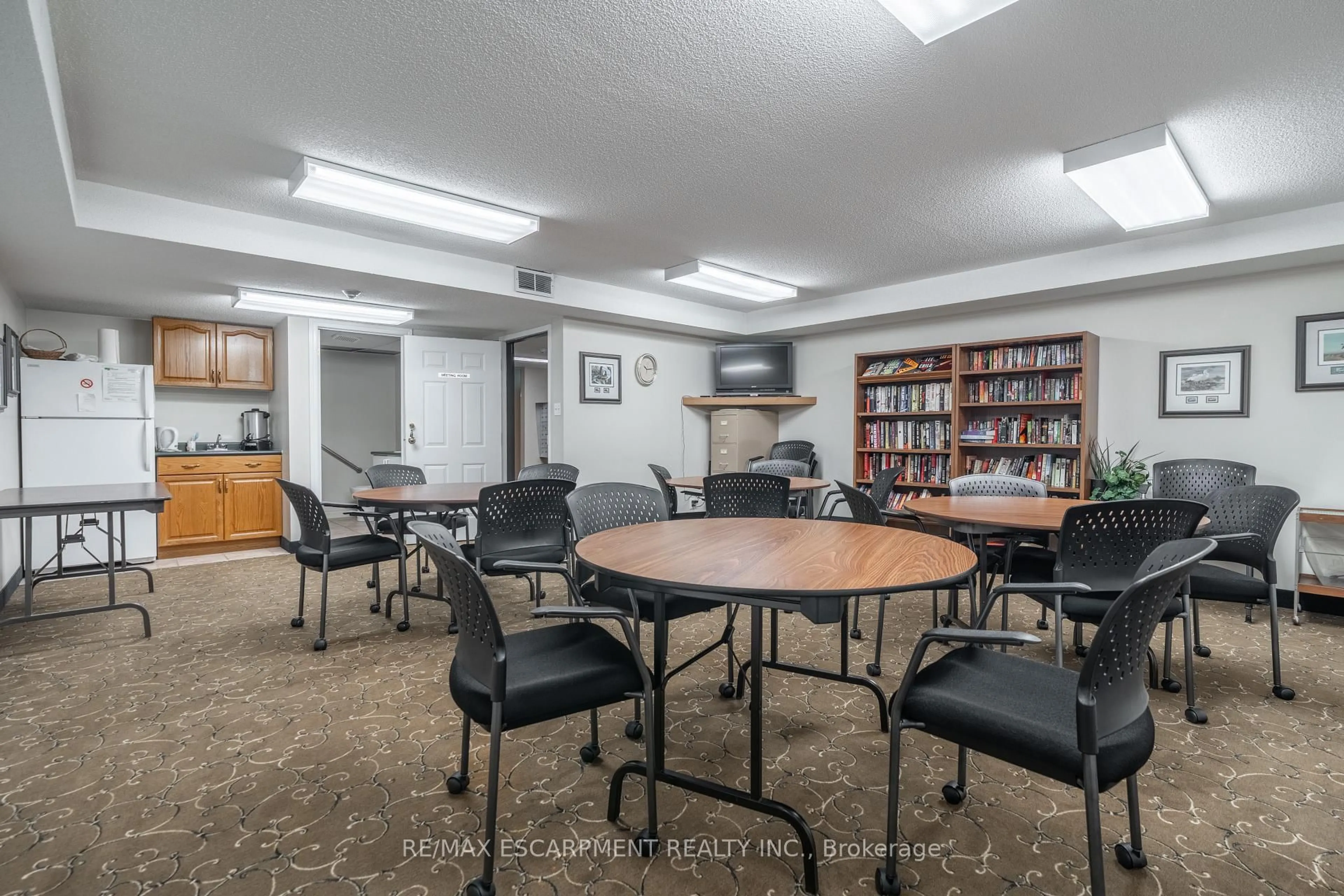 A pic of a room for 970 Golf Links Rd #306, Hamilton Ontario L9K 1J8