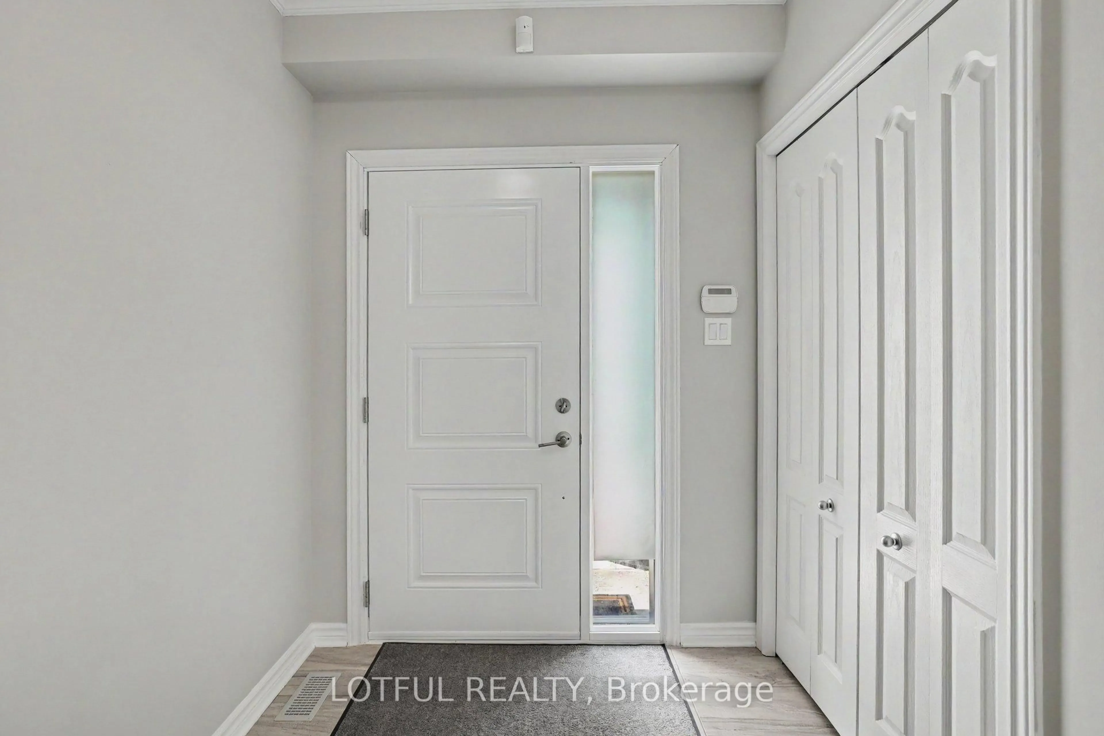 Indoor entryway for 365 Riversedge Cres, Ottawa Ontario K1V 0Y6