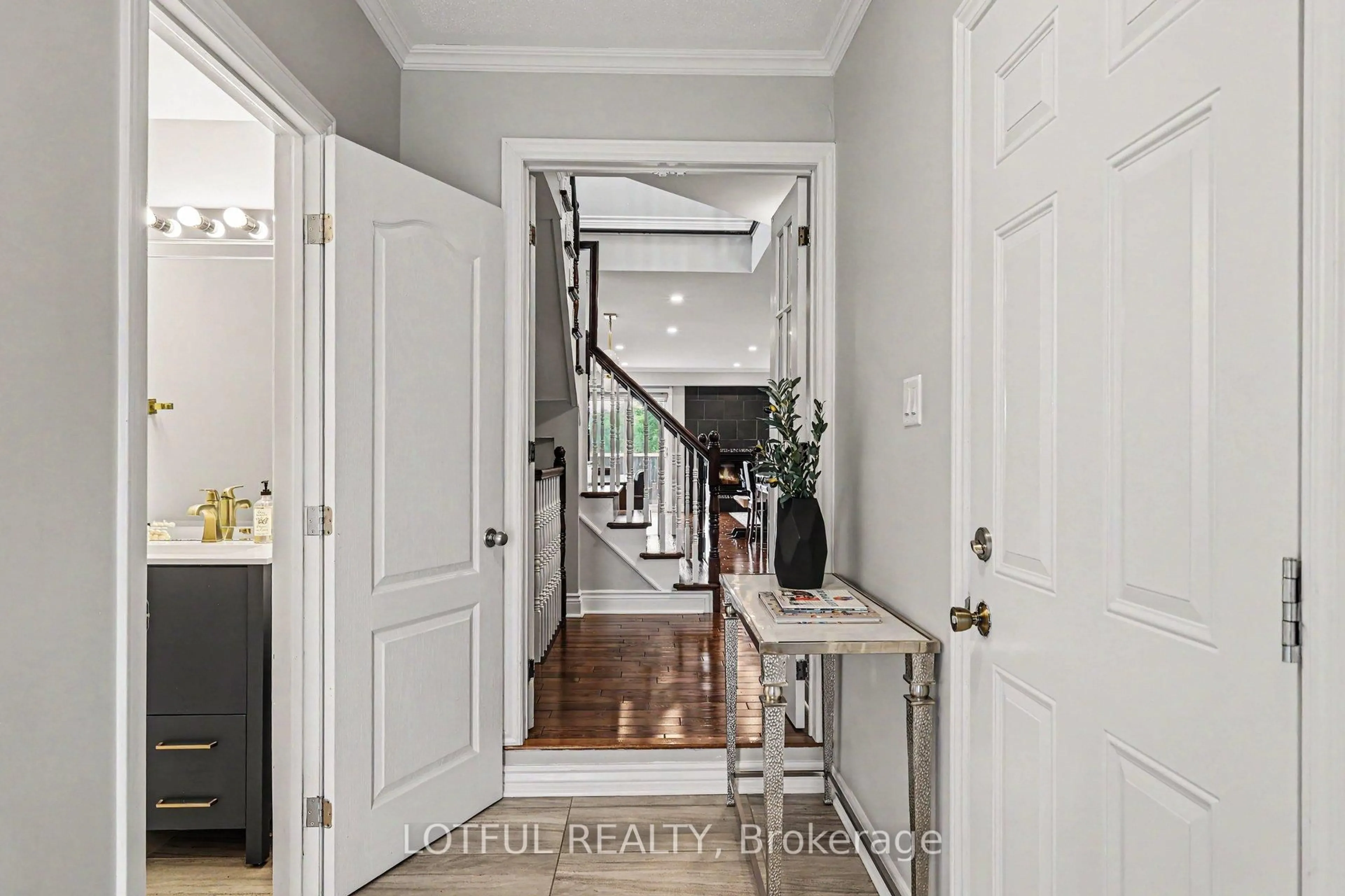 Indoor entryway for 365 Riversedge Cres, Ottawa Ontario K1V 0Y6