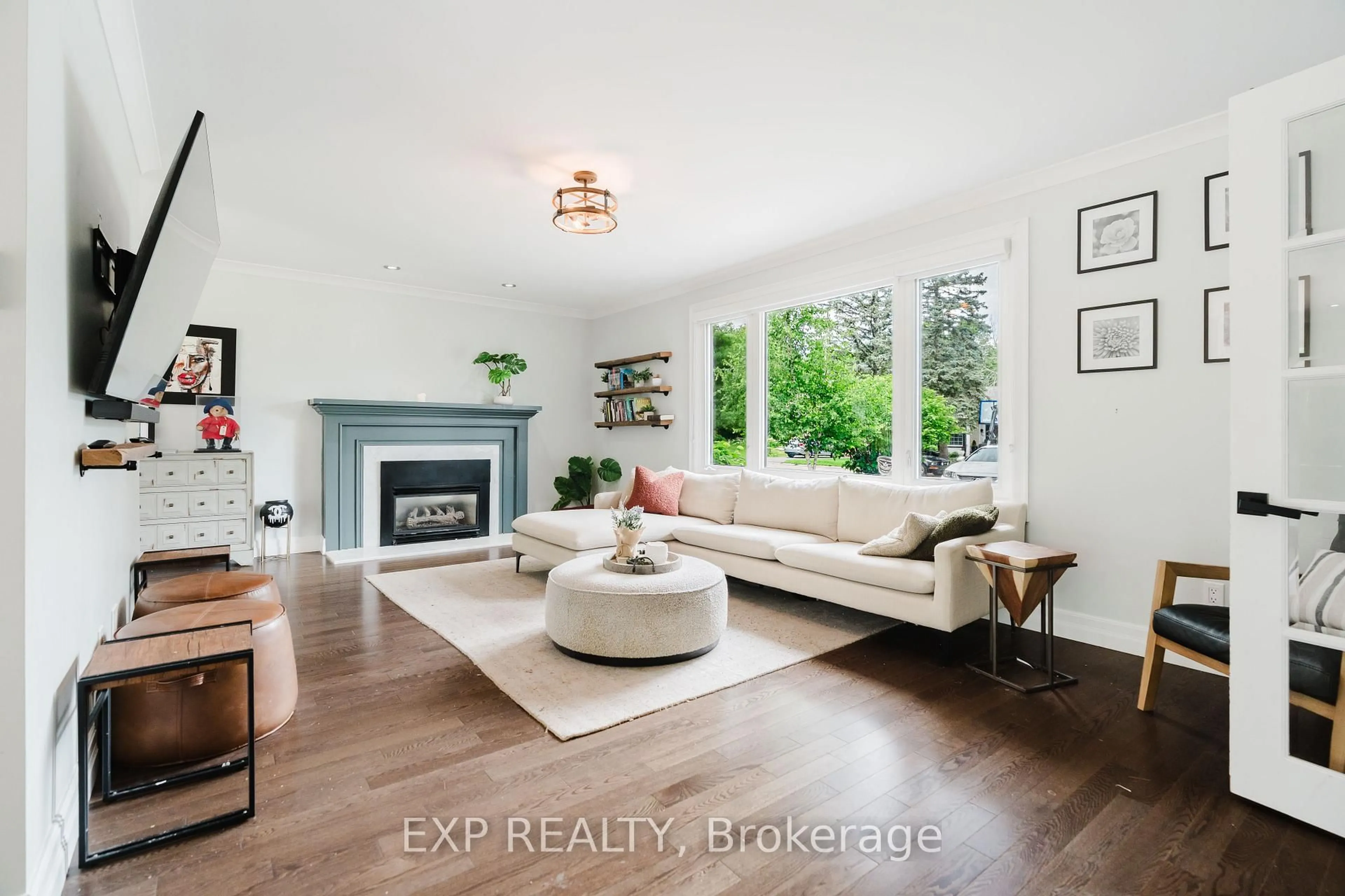Living room with furniture, unknown for 2136 Fillmore Cres, Ottawa Ontario K1J 6A4