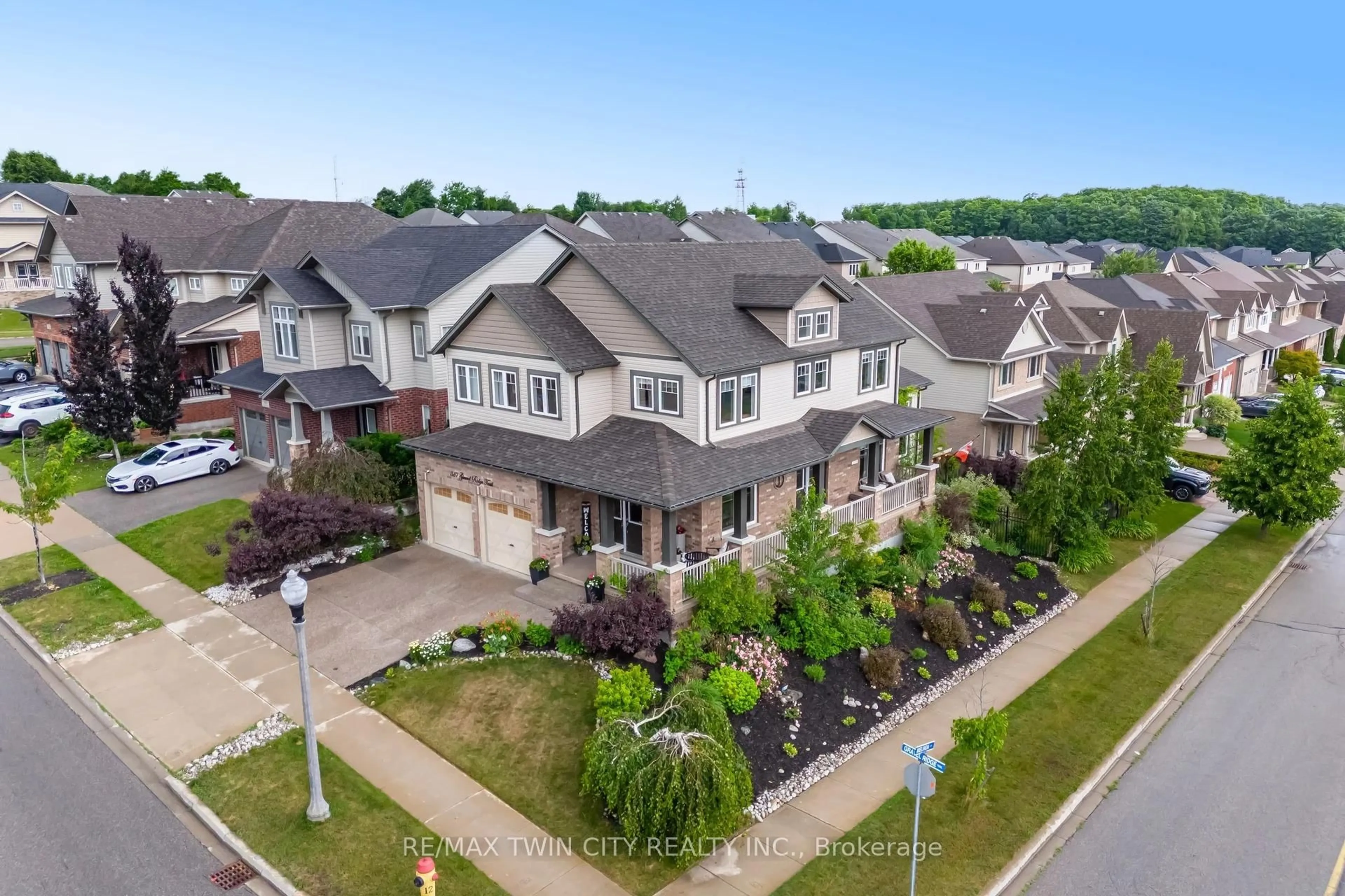 A pic from outside/outdoor area/front of a property/back of a property/a pic from drone, mountain view for 387 Gravel Ridge Tr, Kitchener Ontario N2E 0B9